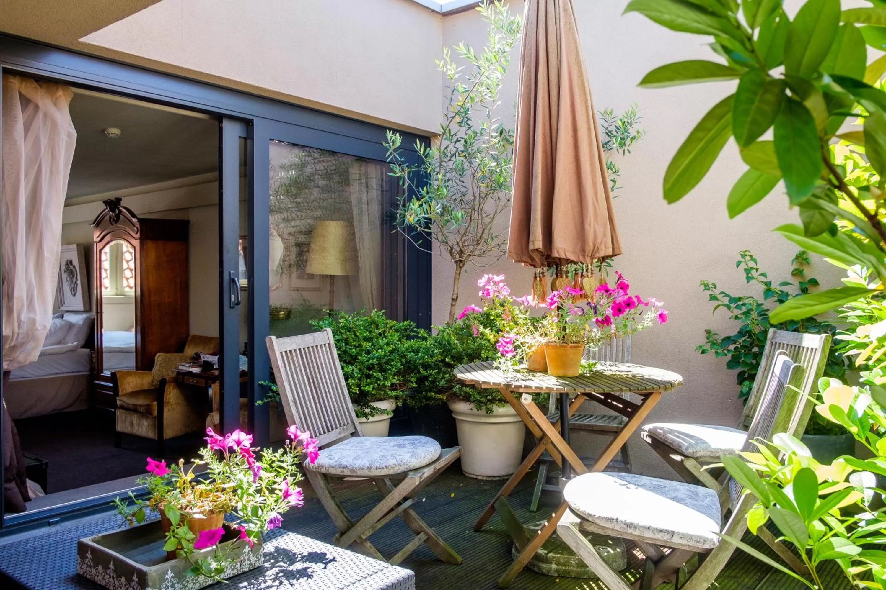 Patio in Hotel Diamonds and Pearls