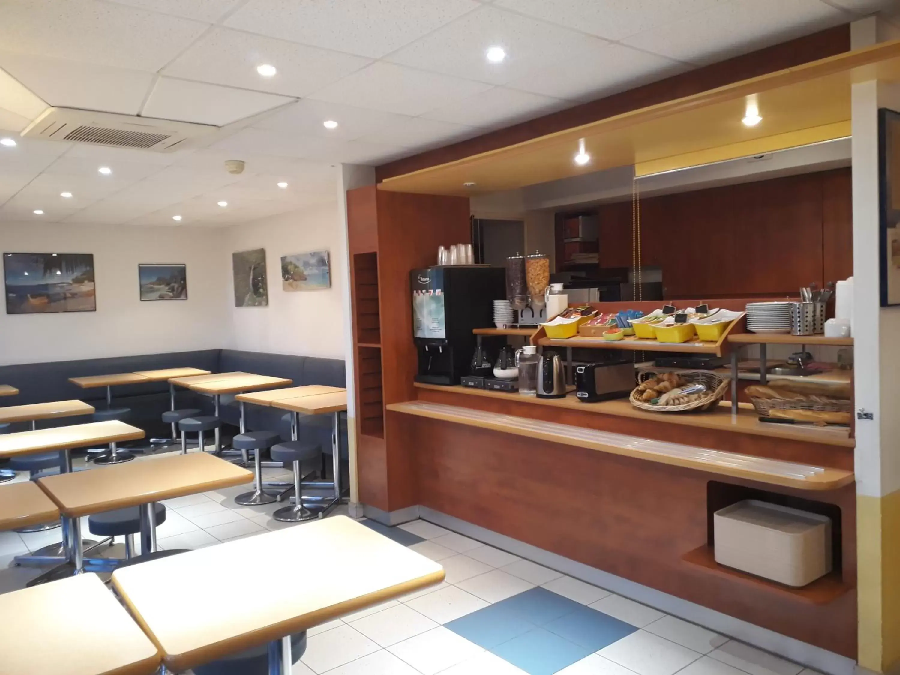 Buffet breakfast, Restaurant/Places to Eat in Ibis budget Orléans Sud Comet