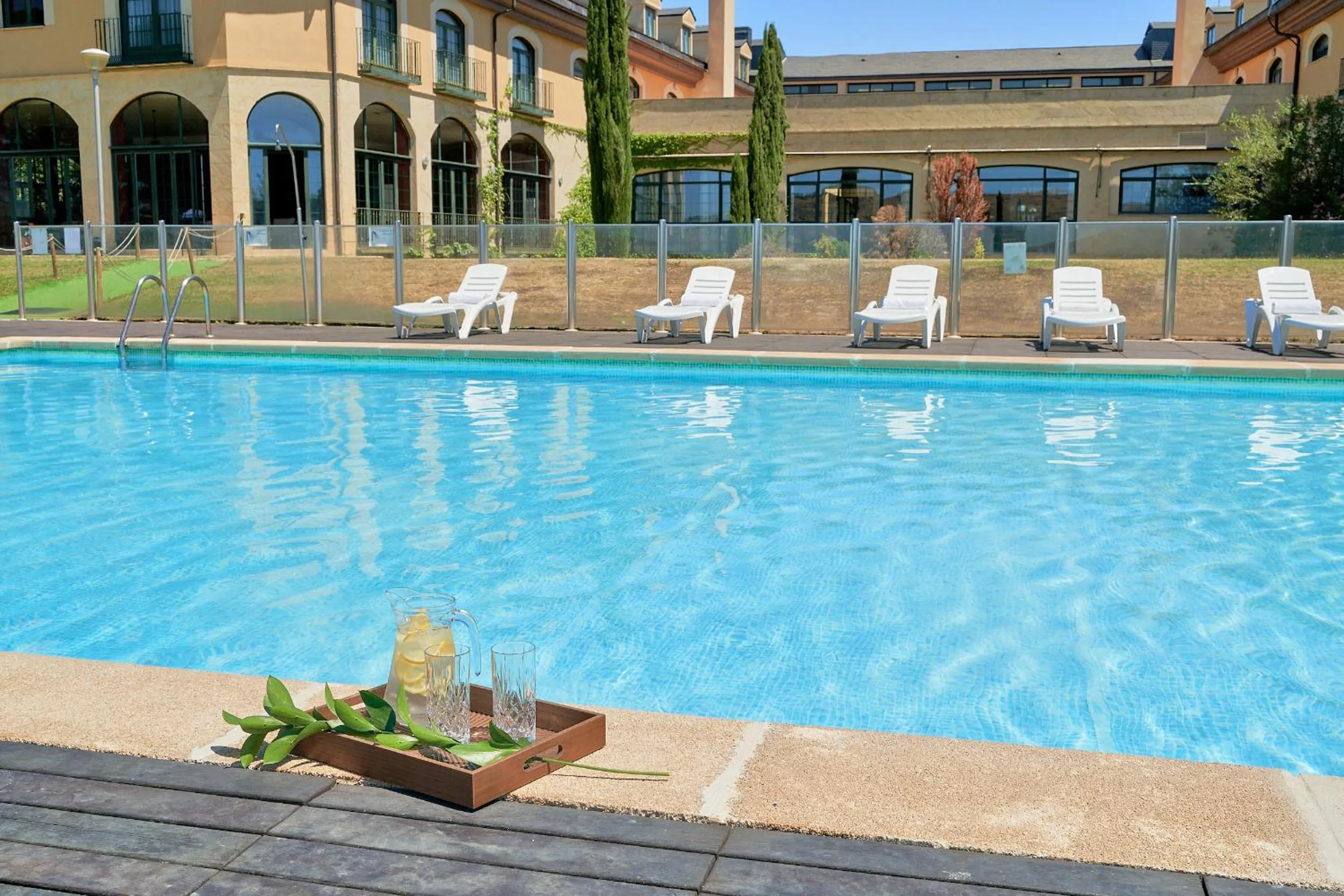 Swimming pool in Hotel Fontecruz Ávila