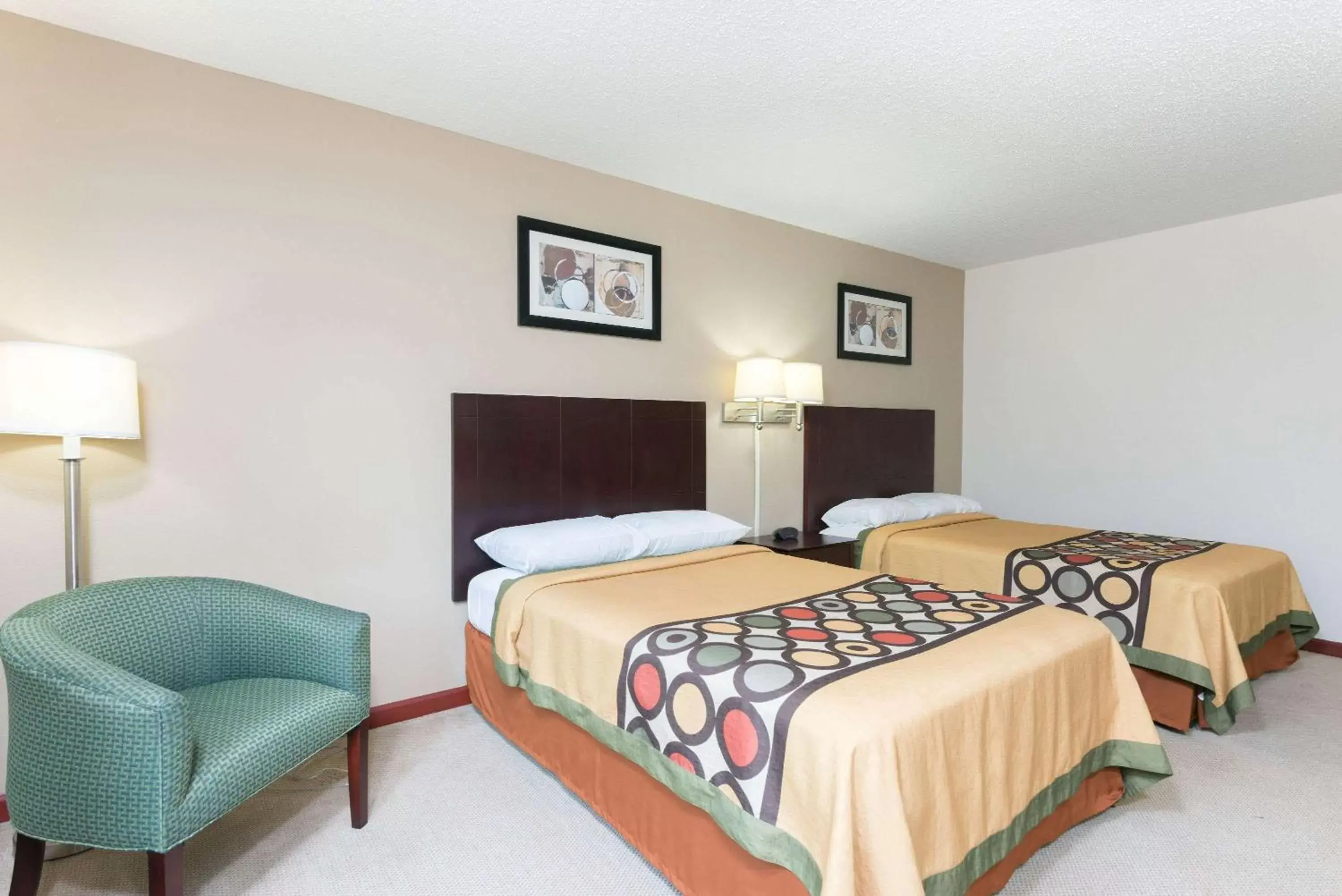 Photo of the whole room, Bed in Super 8 by Wyndham Beaver Falls