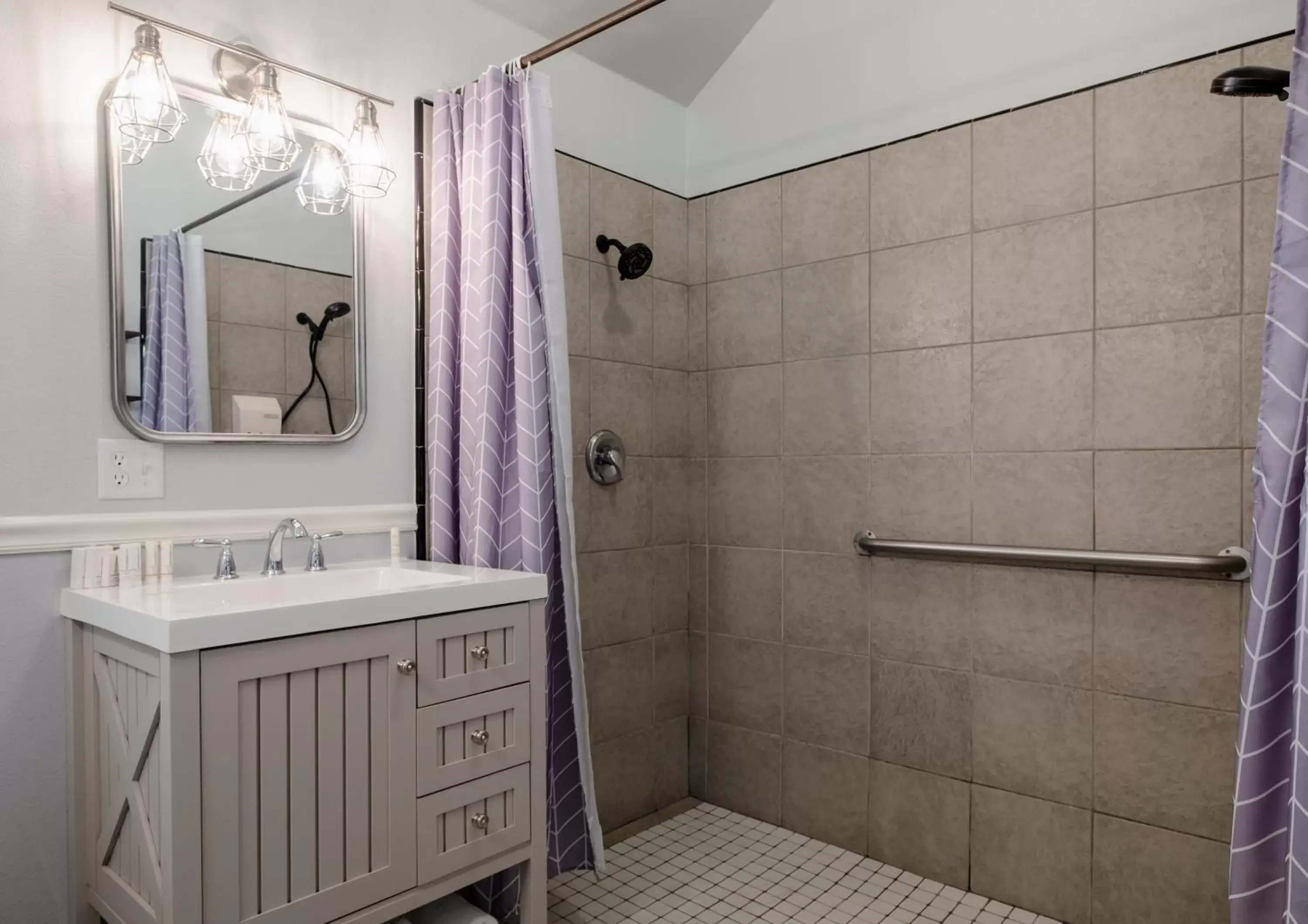 Shower, Bathroom in Hounds Tooth Inn