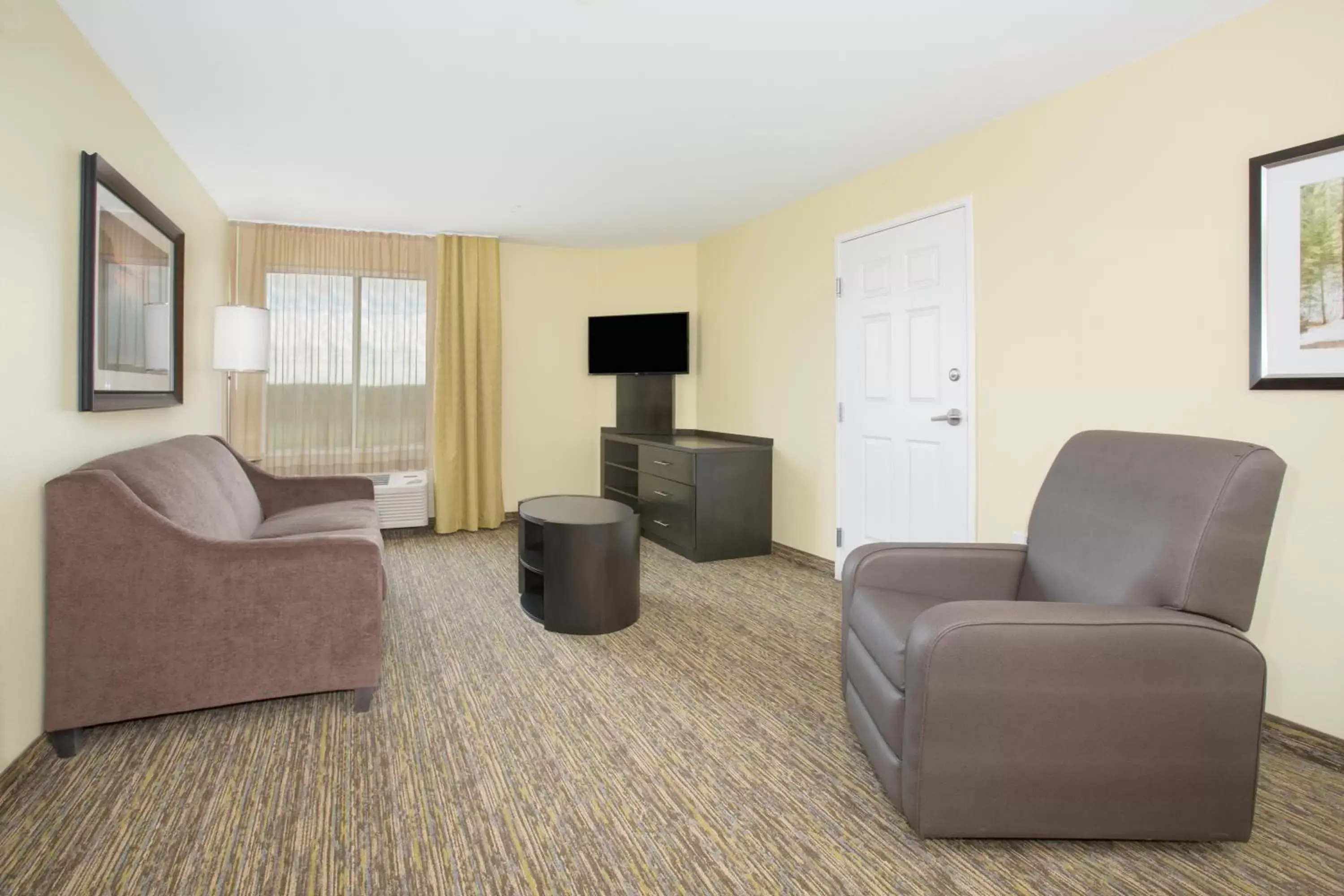 Bedroom, Seating Area in Candlewood Suites Longmont, an IHG Hotel