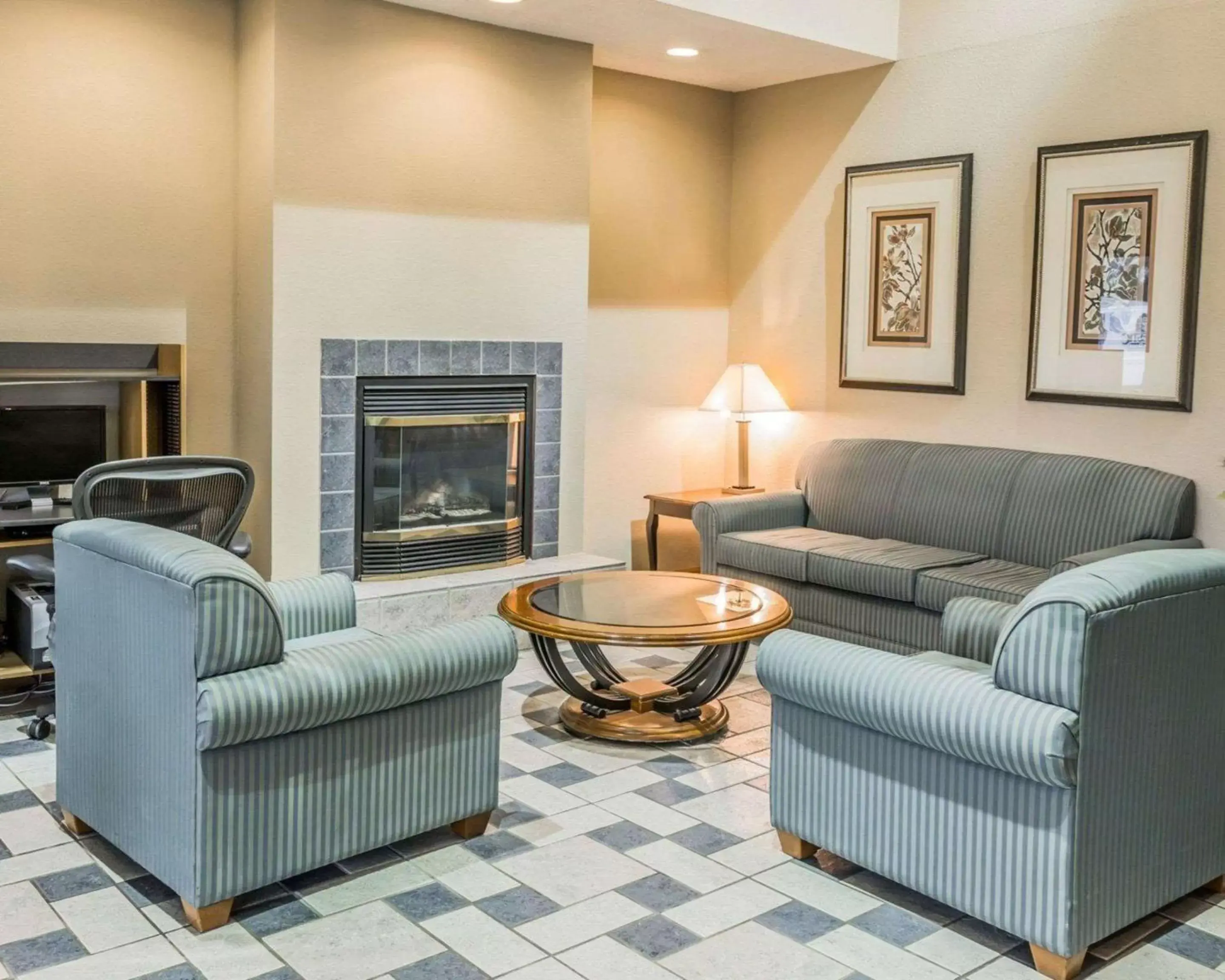 Lobby or reception, Seating Area in Quality Inn I-94 near Wings Stadium