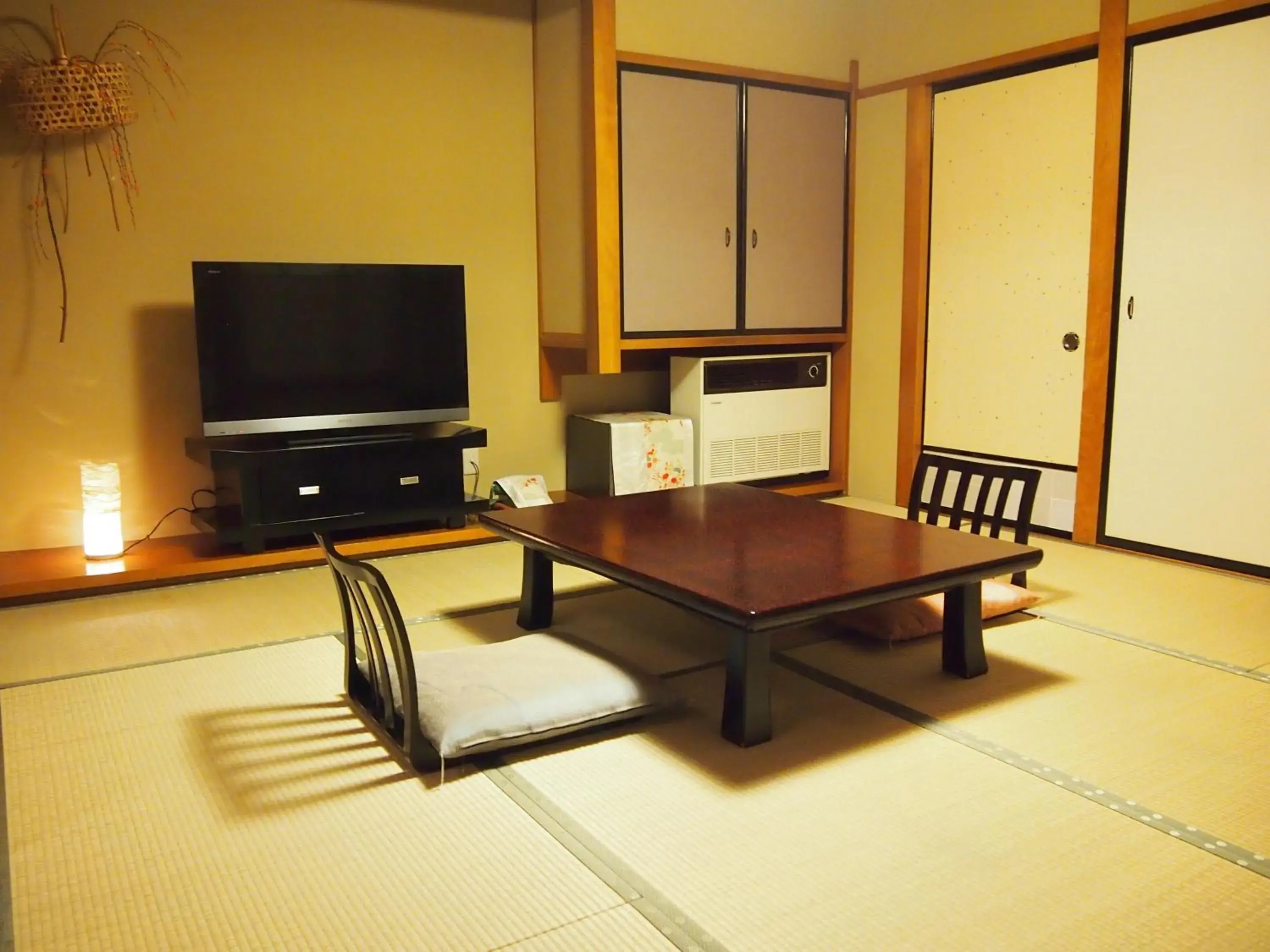 Photo of the whole room, TV/Entertainment Center in Ryokan Oyado Koto No Yume