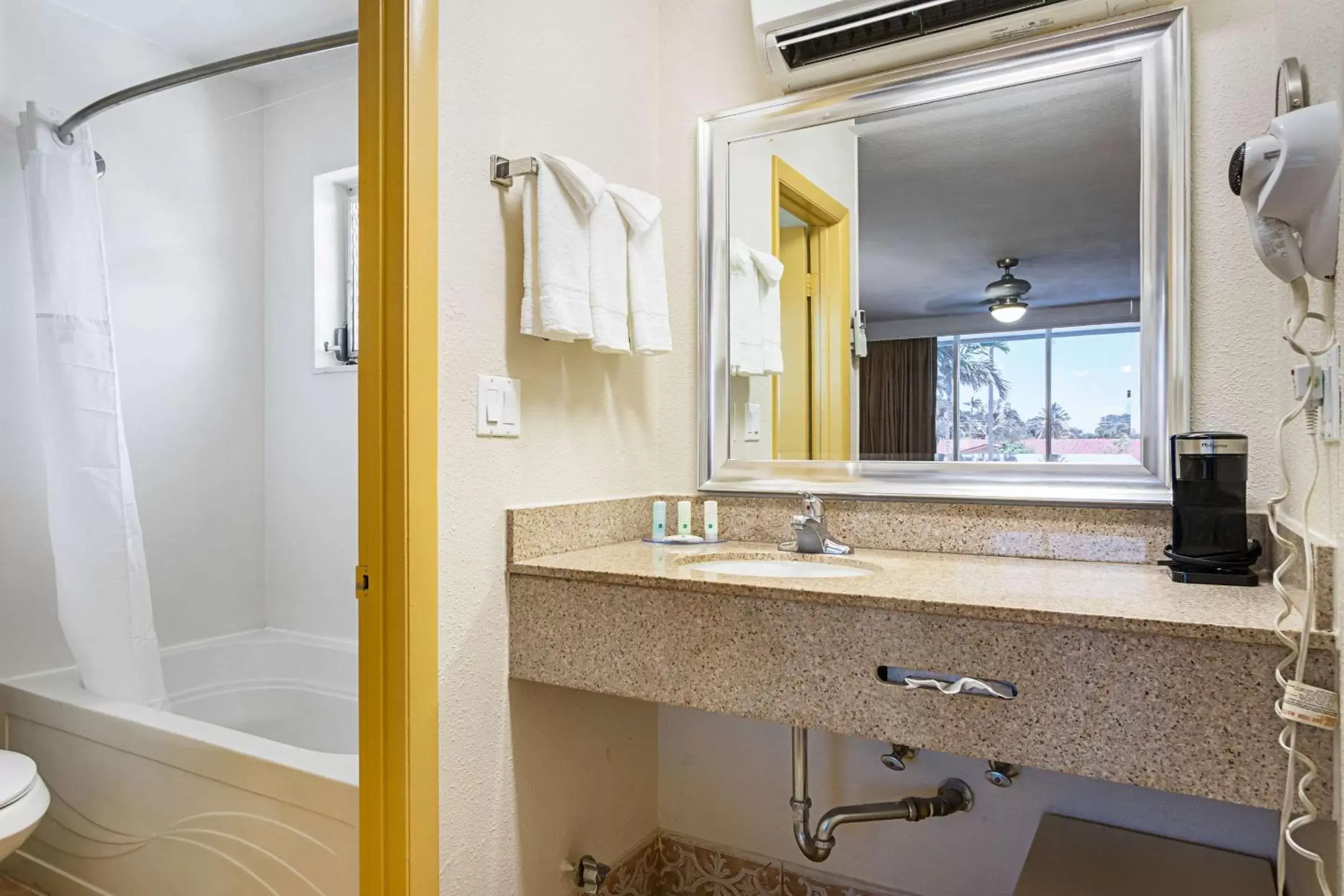Photo of the whole room, Bathroom in Quality Inn & Suites Airport - Cruise Port Hollywood