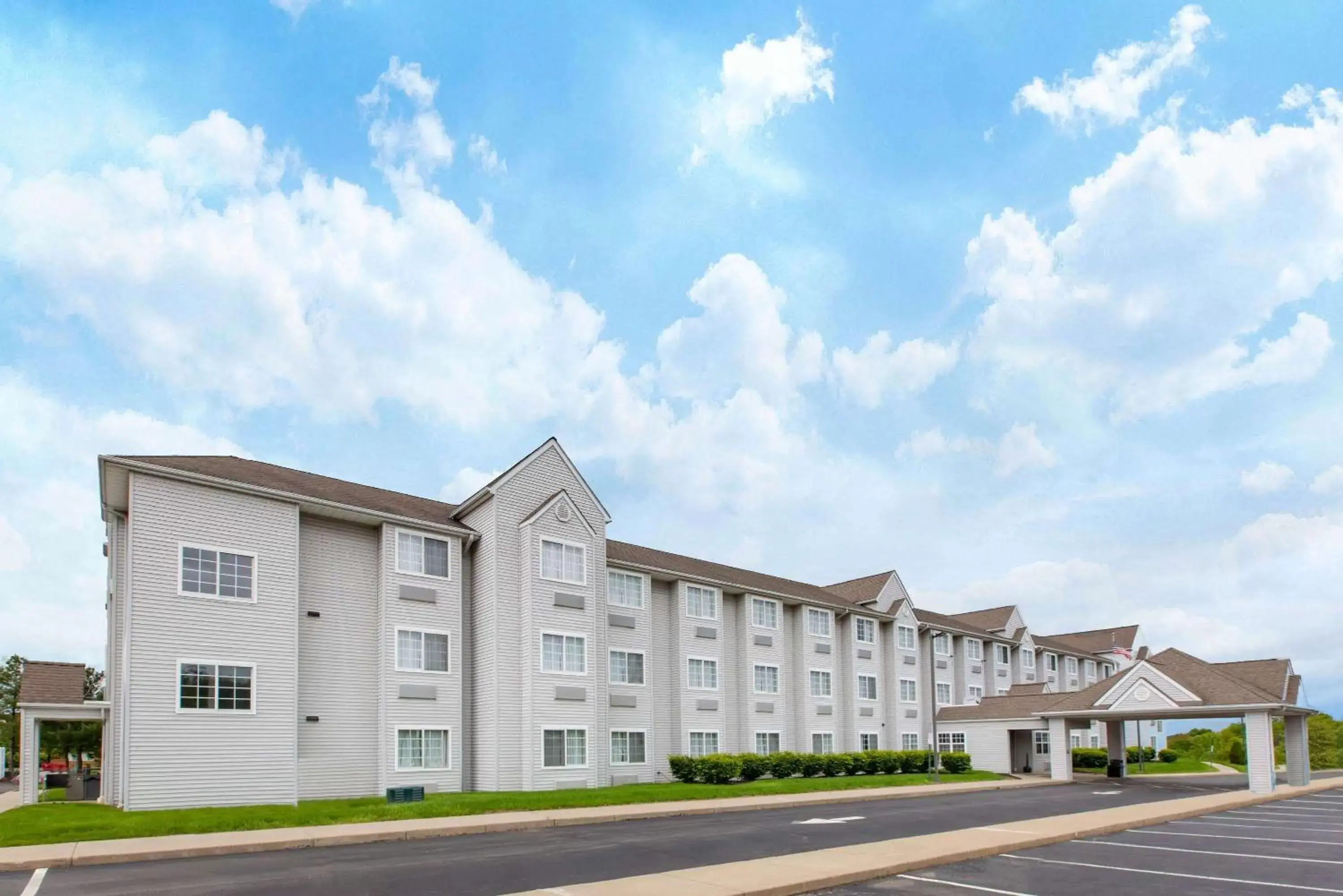 Property Building in Microtel Inn & Suites by Wyndham Pittsburgh Airport