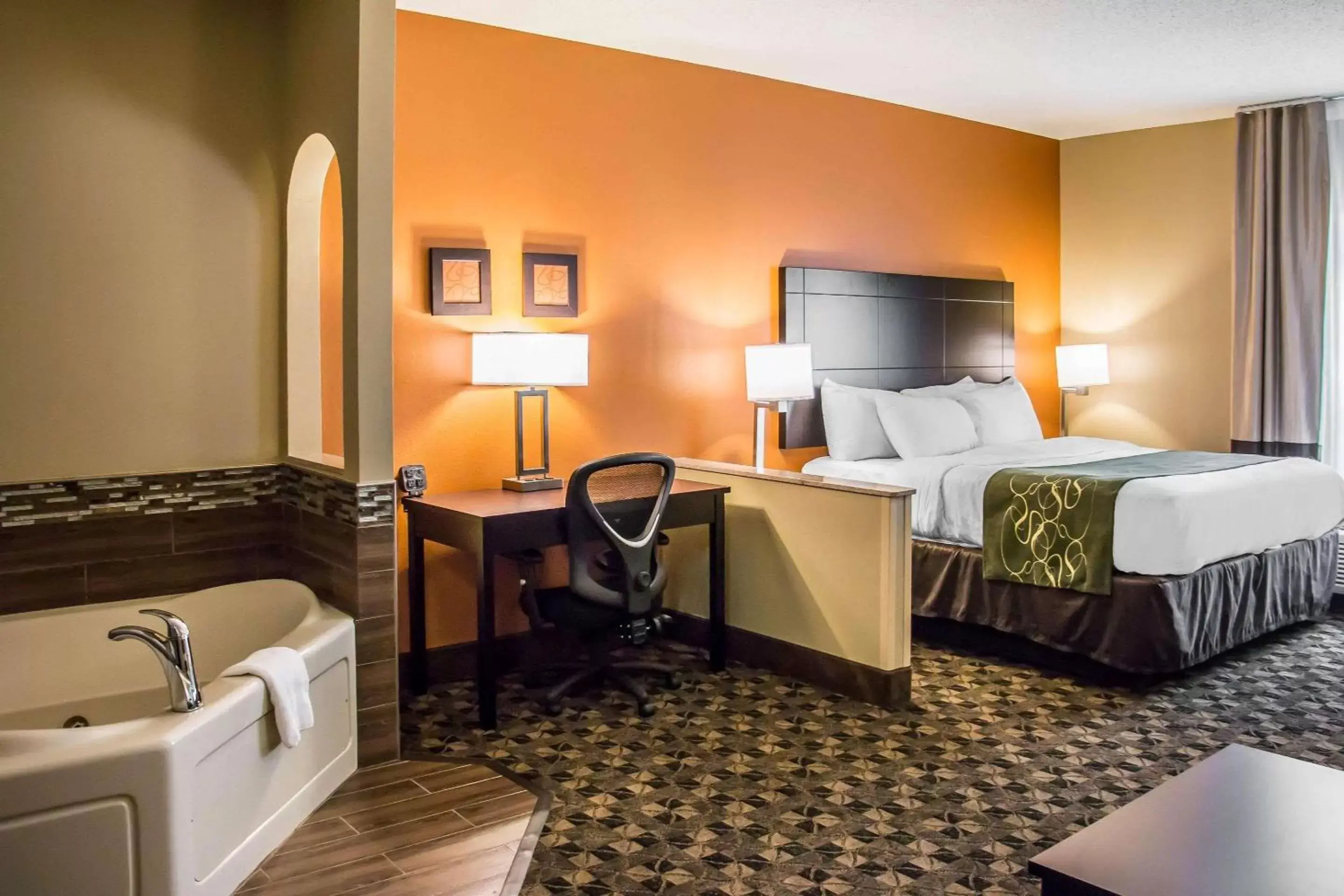 Bedroom, Bed in Comfort Suites Bluffton-Hilton Head Island