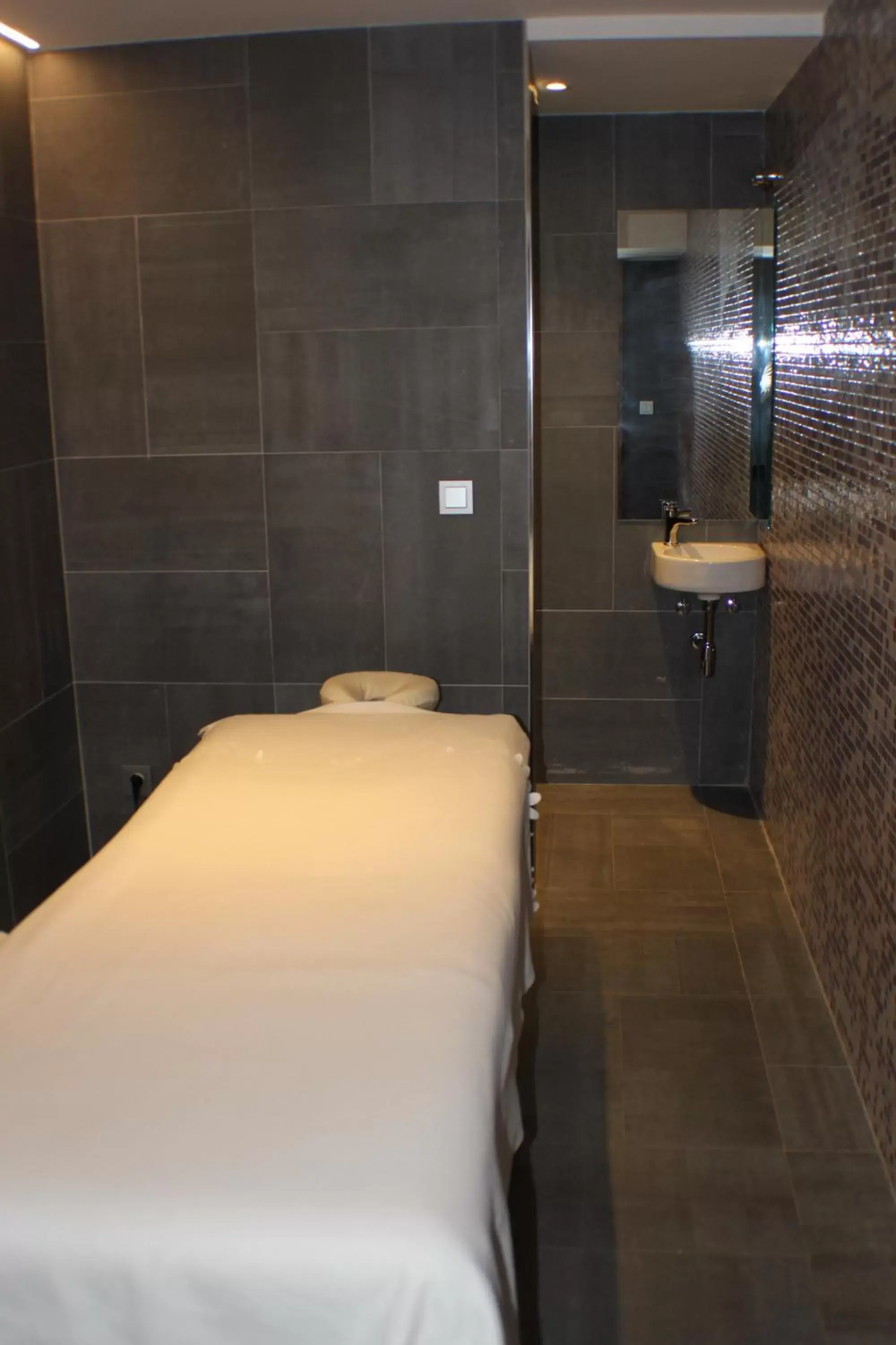 Massage, Bathroom in Hotel Kandahar