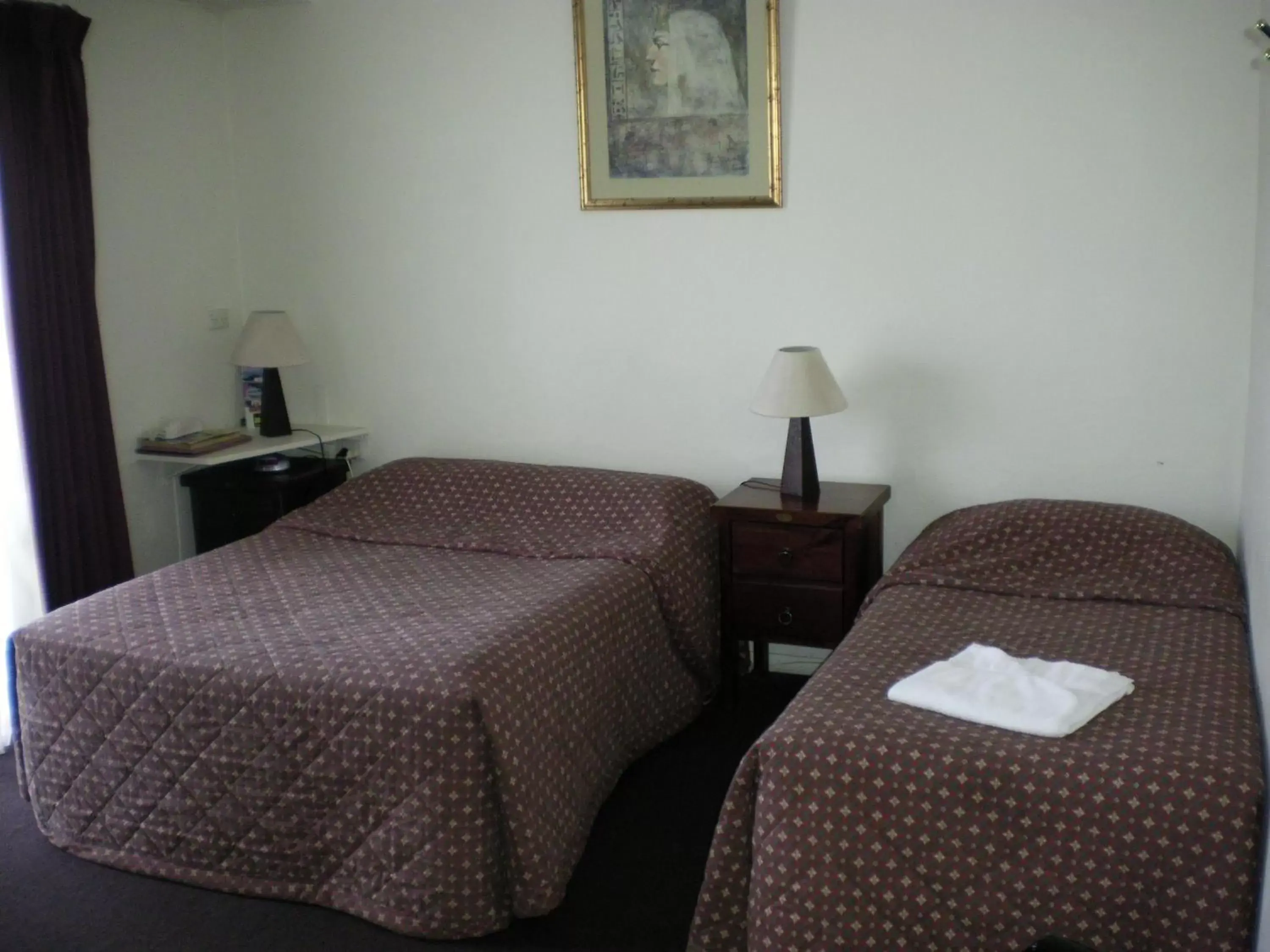 Bed in Avalon Motel