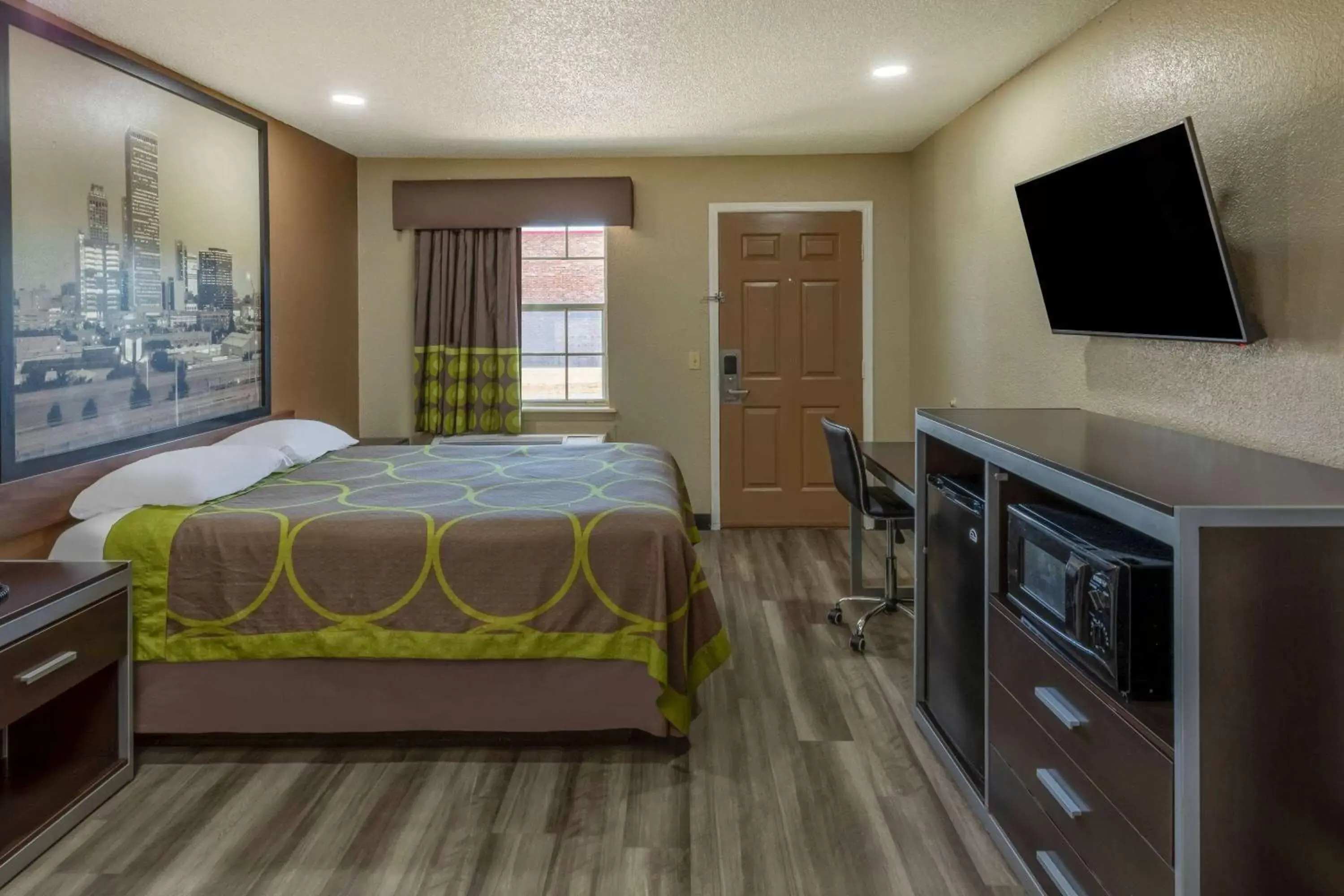 Photo of the whole room, Bed in Super 8 by Wyndham Tulsa/Arpt/St Fairgrounds