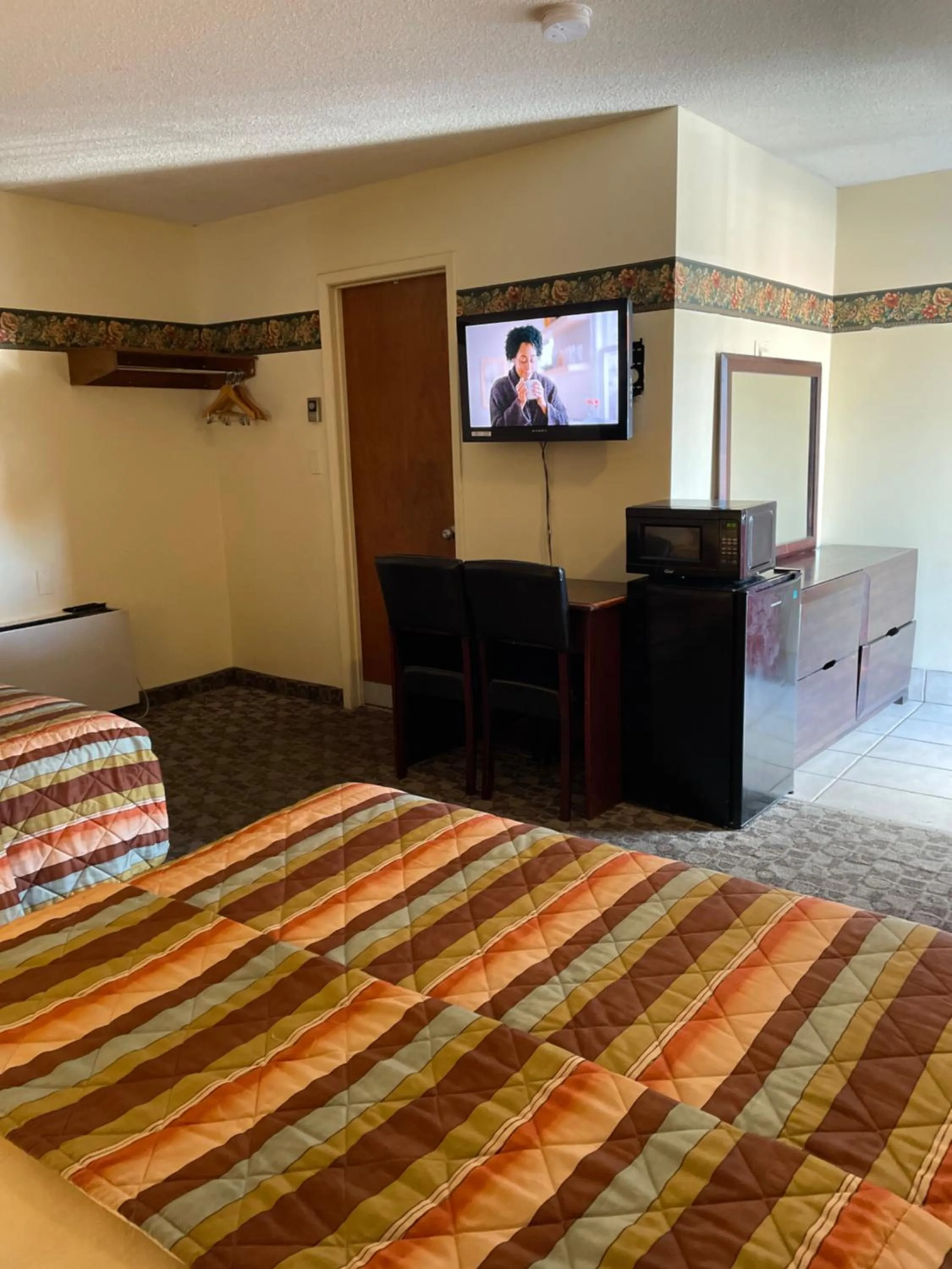 Photo of the whole room, Bed in Scottish Inn Near the Falls and Casino