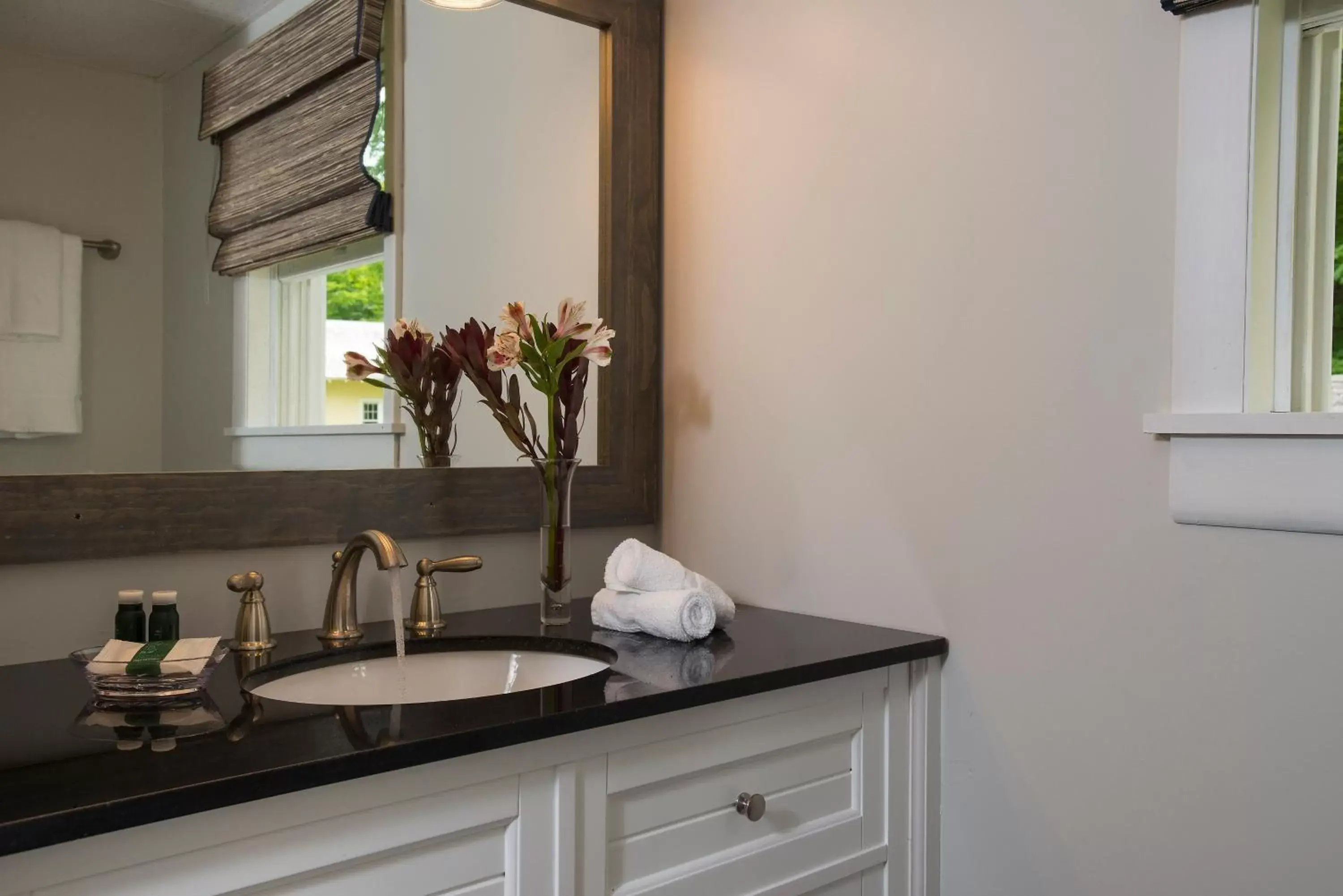 Bathroom, Kitchen/Kitchenette in Lake Bomoseen Lodge