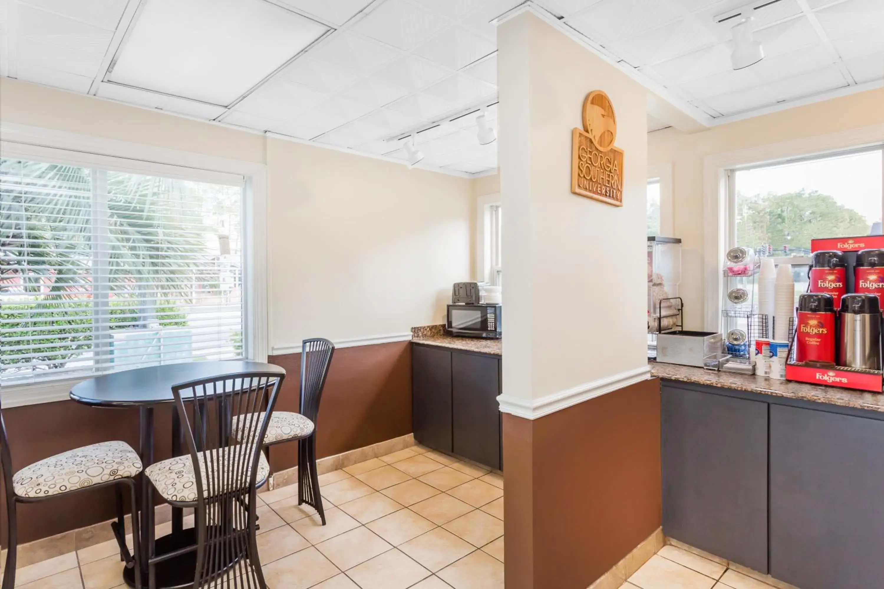 Continental breakfast, Kitchen/Kitchenette in Knights Inn Statesboro