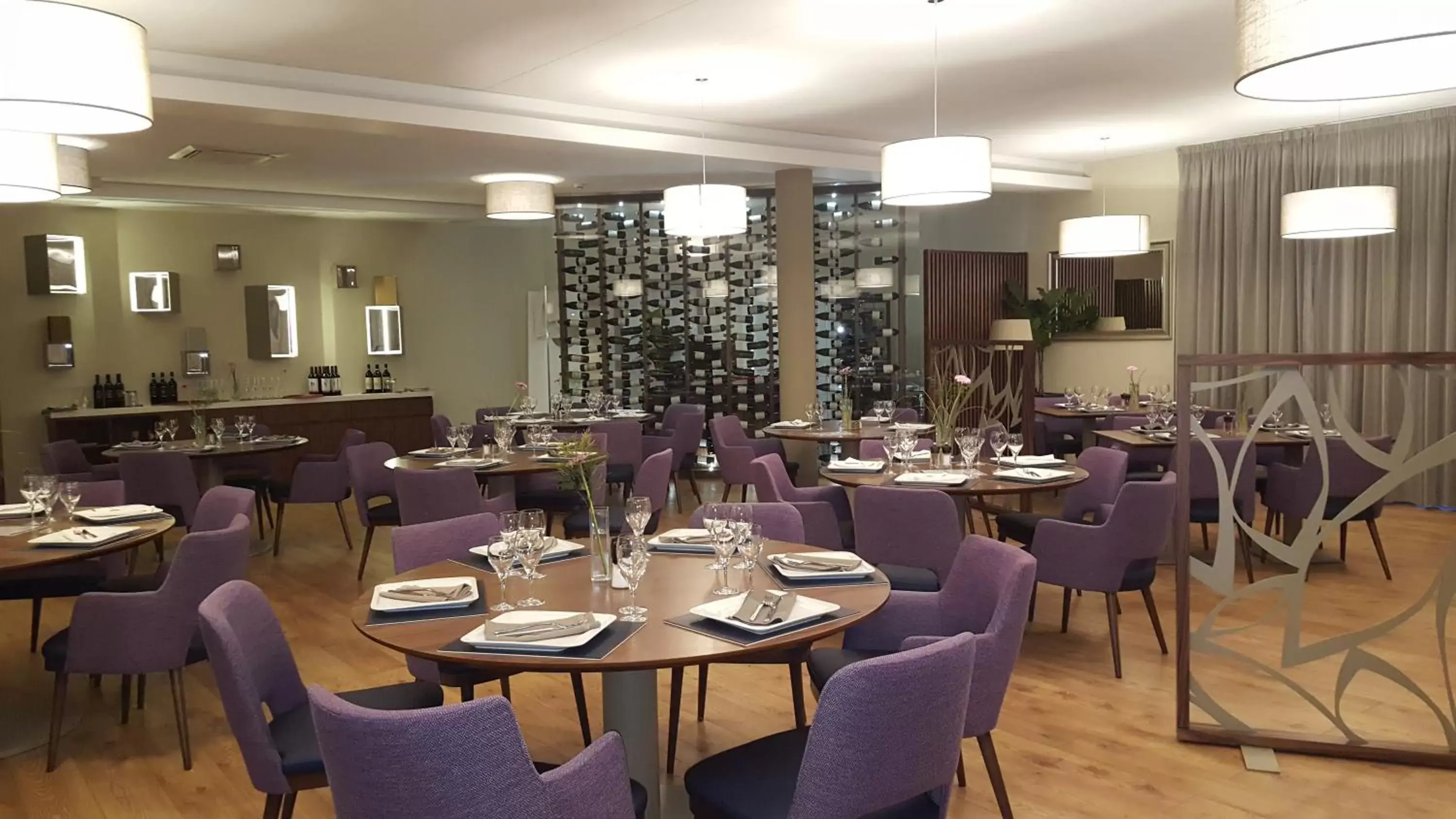 Restaurant/Places to Eat in Threeland Hotel