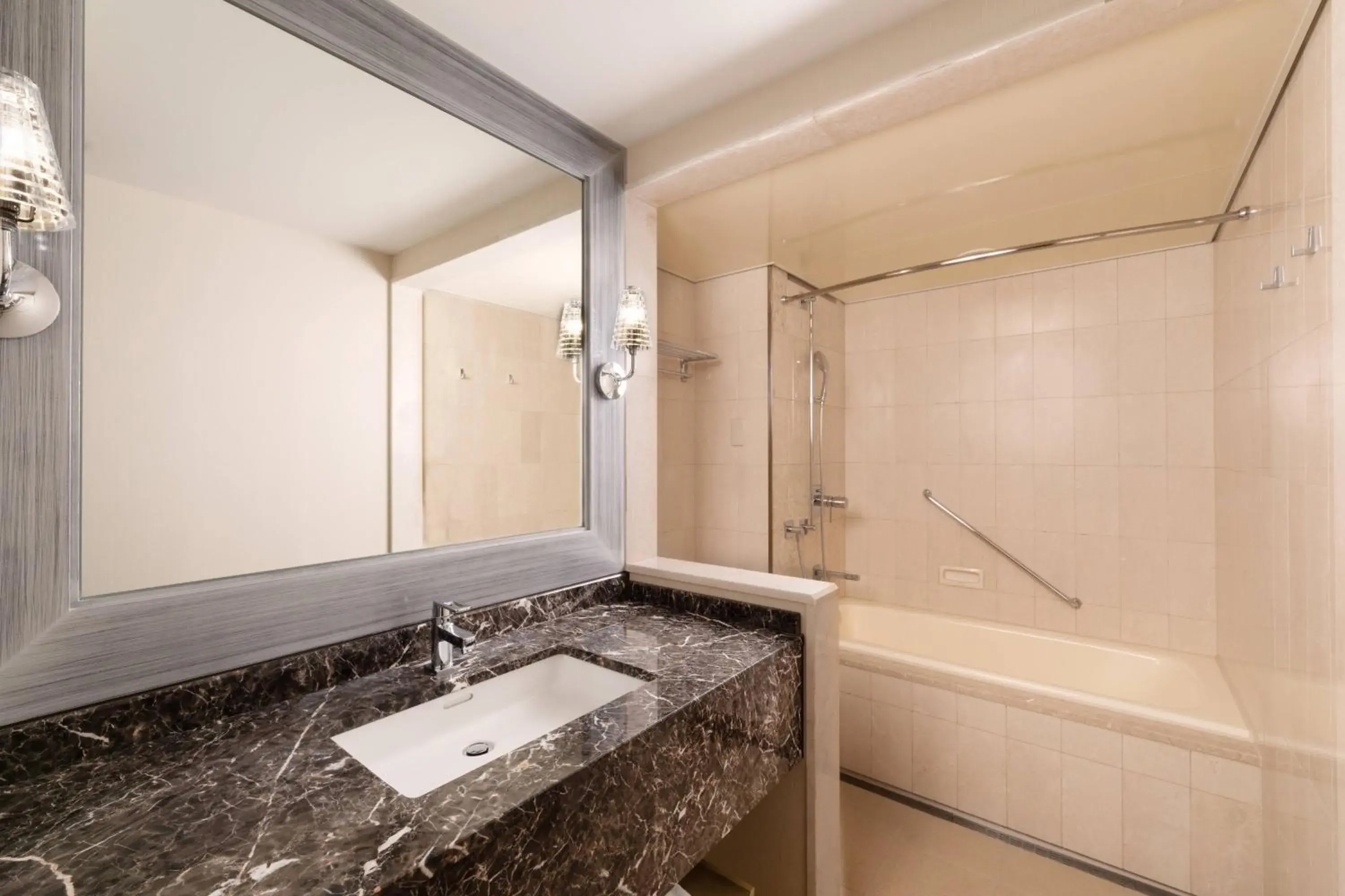 Deluxe Twin Room - High Floor in Tokyo Marriott Hotel Deluxe Twin Room - High Floor in Tokyo Marriott Hotel