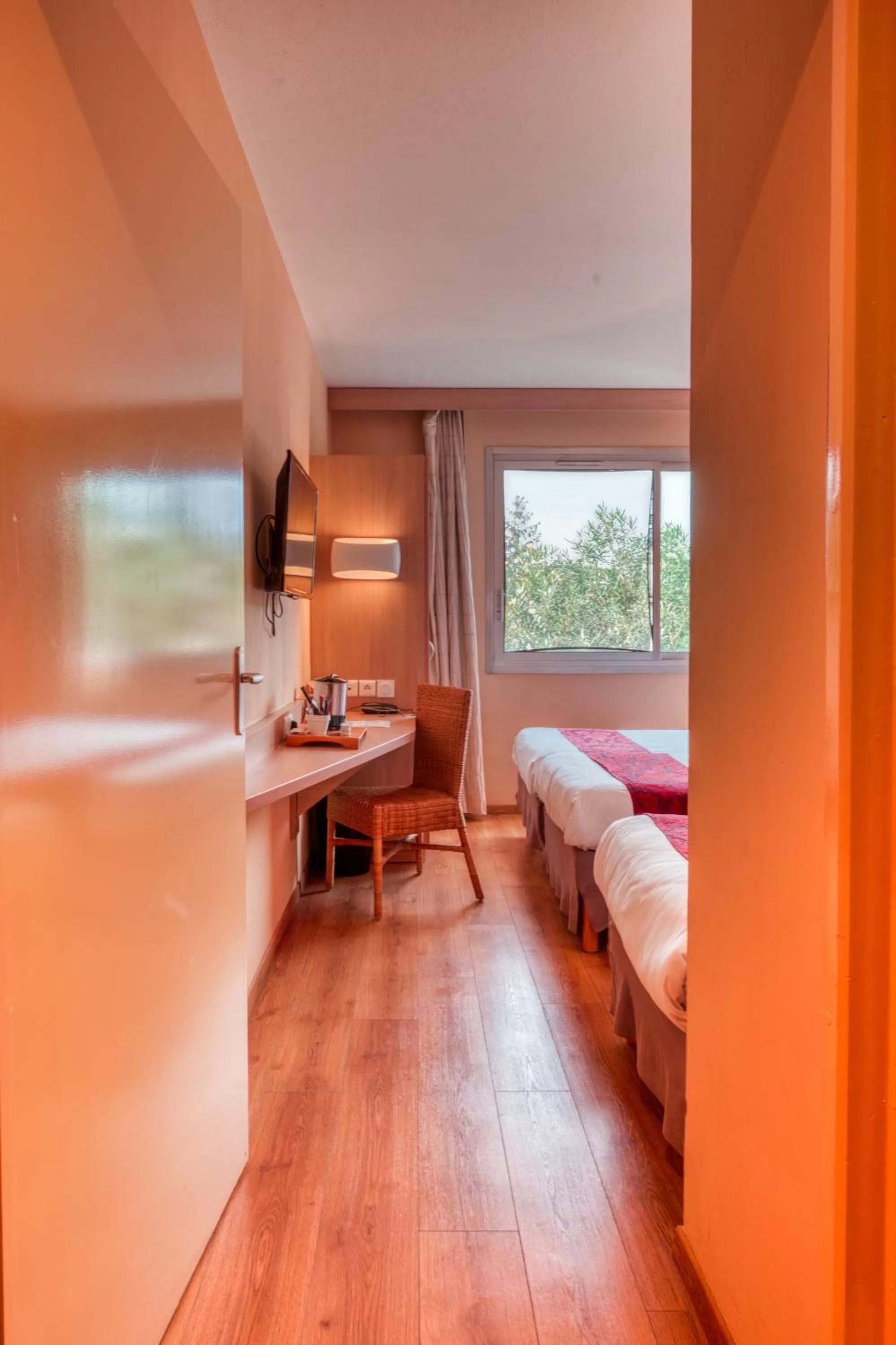 Bed in Logis NIMOTEL Hôtel Cosy