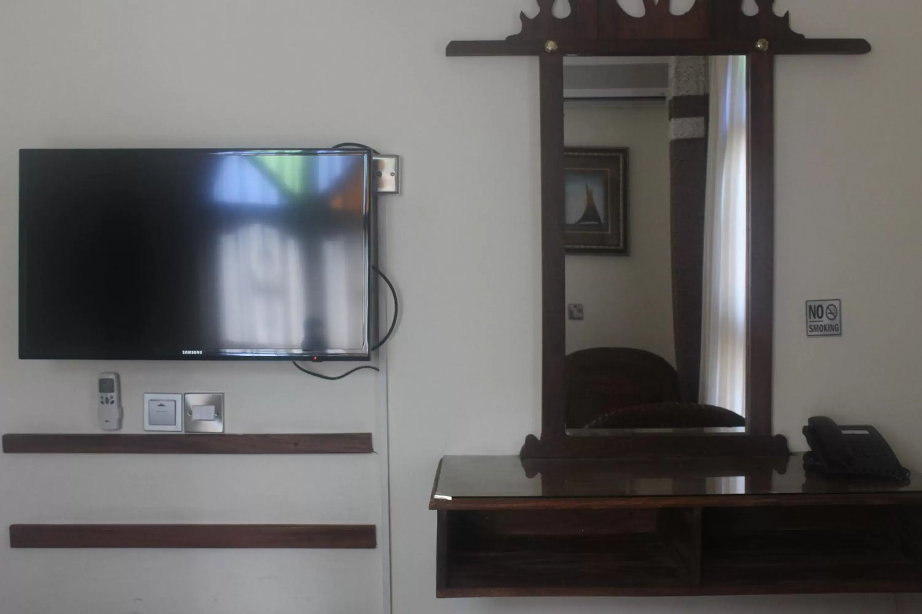 TV and multimedia, TV/Entertainment Center in Al-Minar Hotel