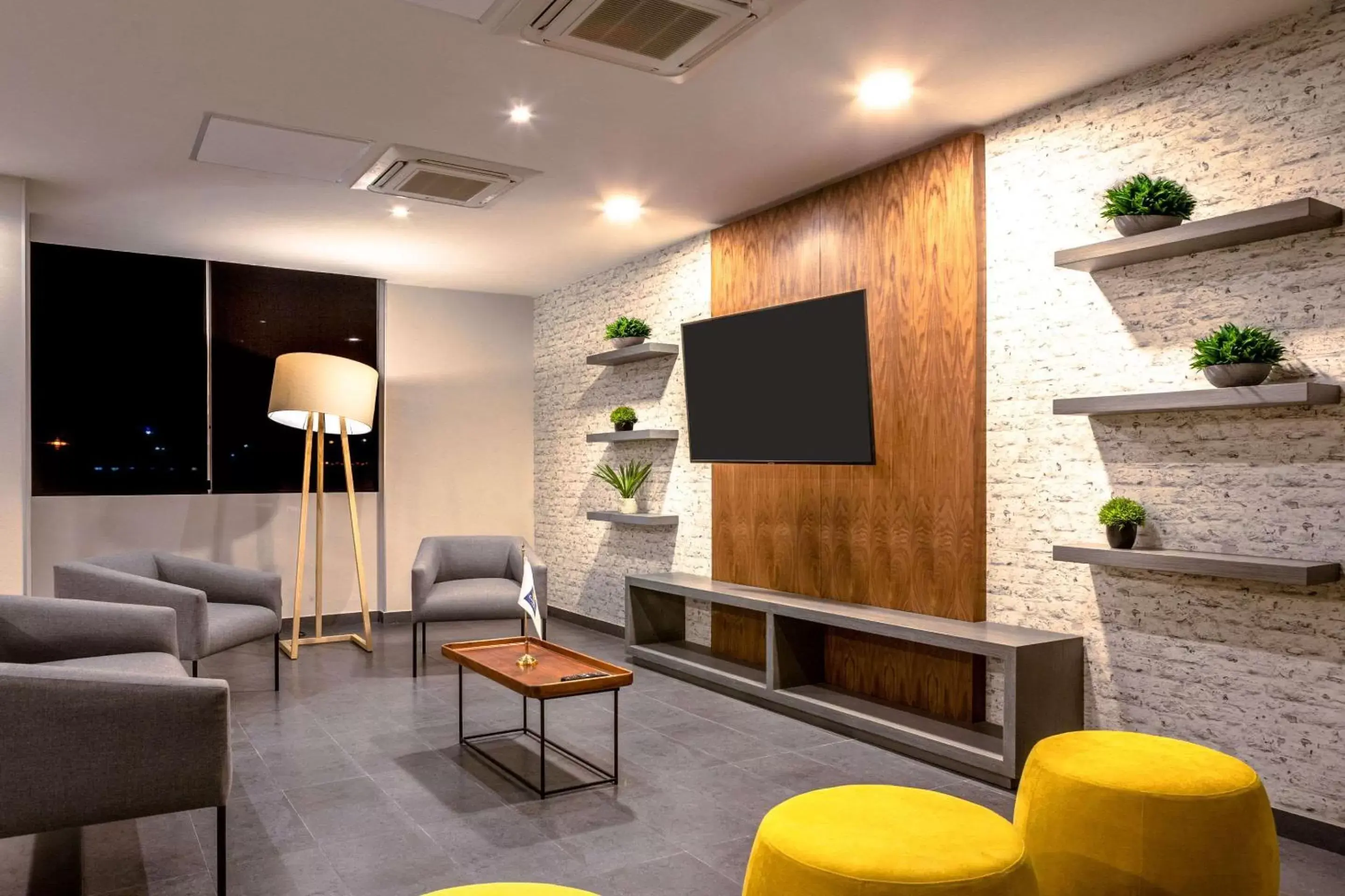 Lobby or reception, TV/Entertainment Center in Comfort Inn Delicias