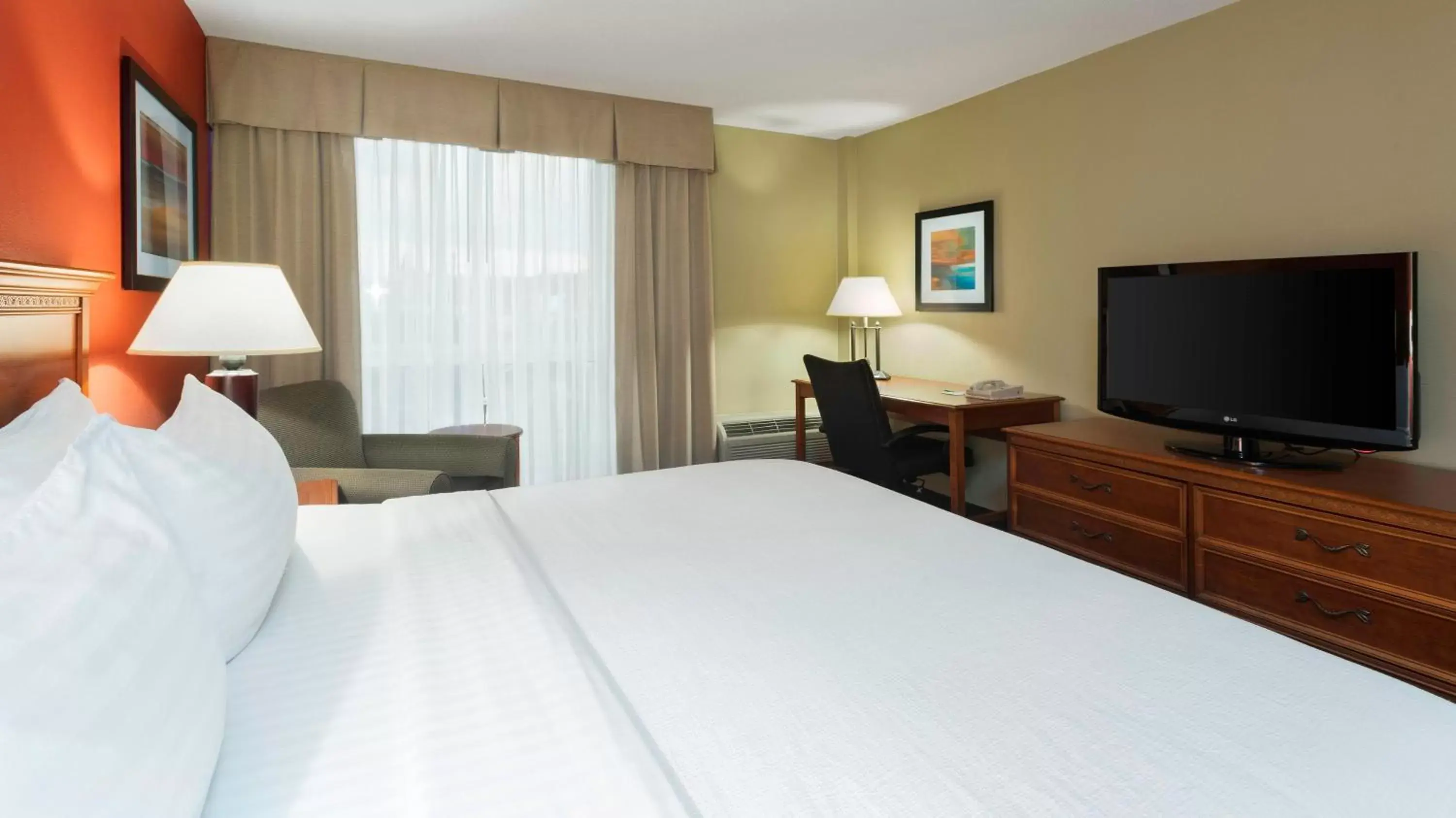 Photo of the whole room, Bed in Holiday Inn Cincinnati-Riverfront, an IHG Hotel