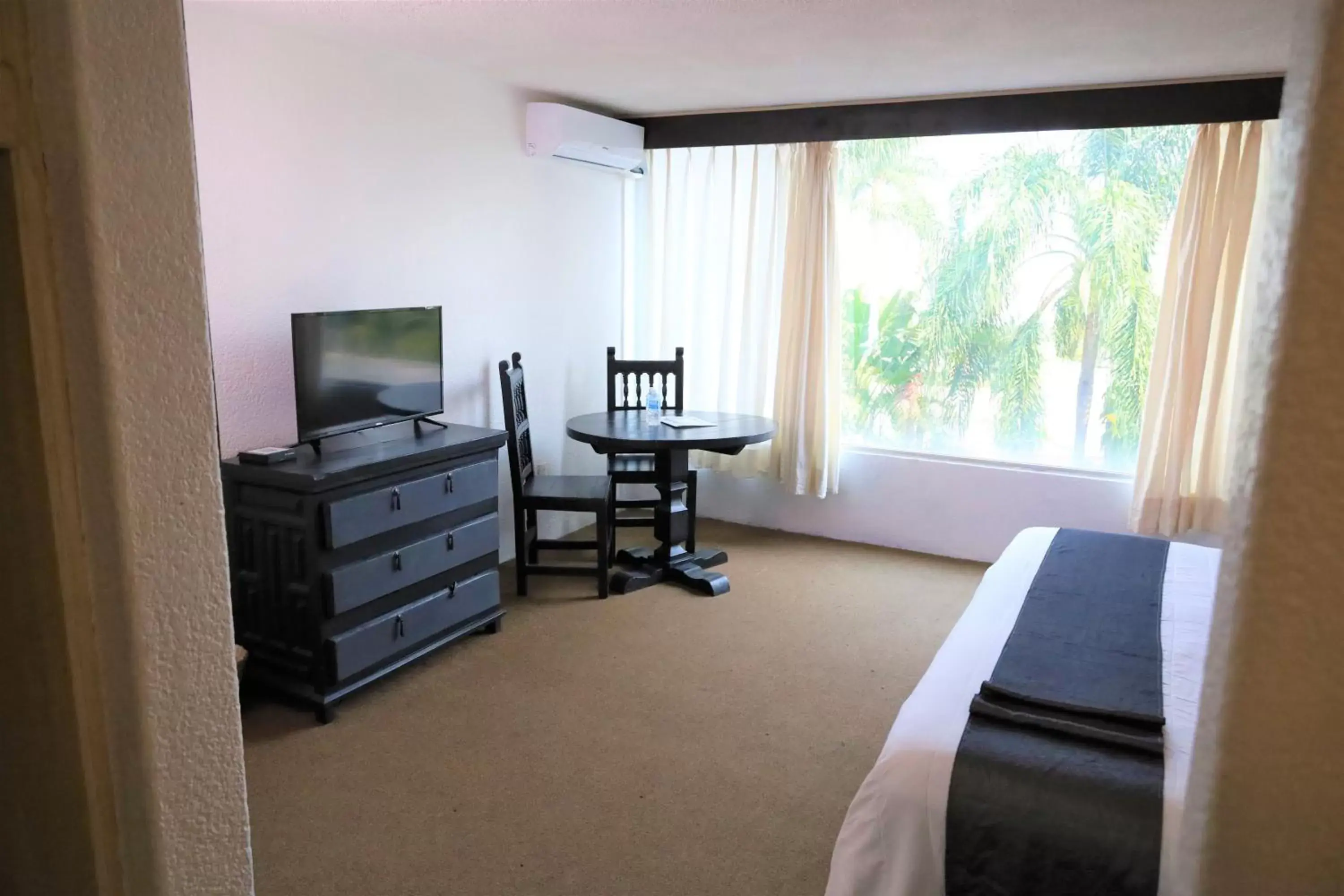 Bed, TV/Entertainment Center in Hotel Grand Vista Cuernavaca