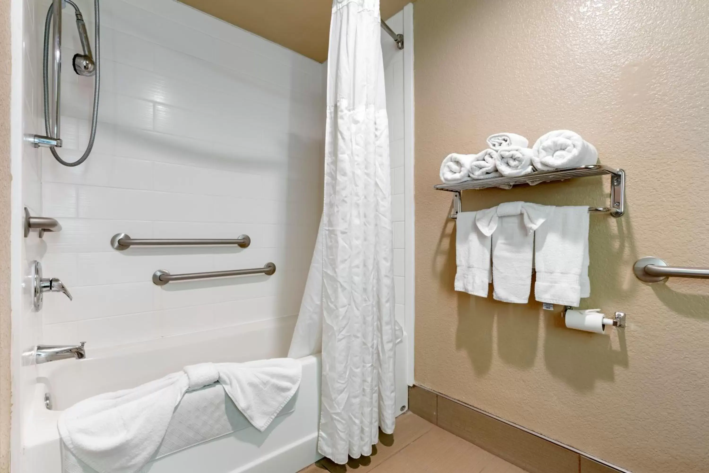 Bathroom in Comfort Suites Downtown Sacramento
