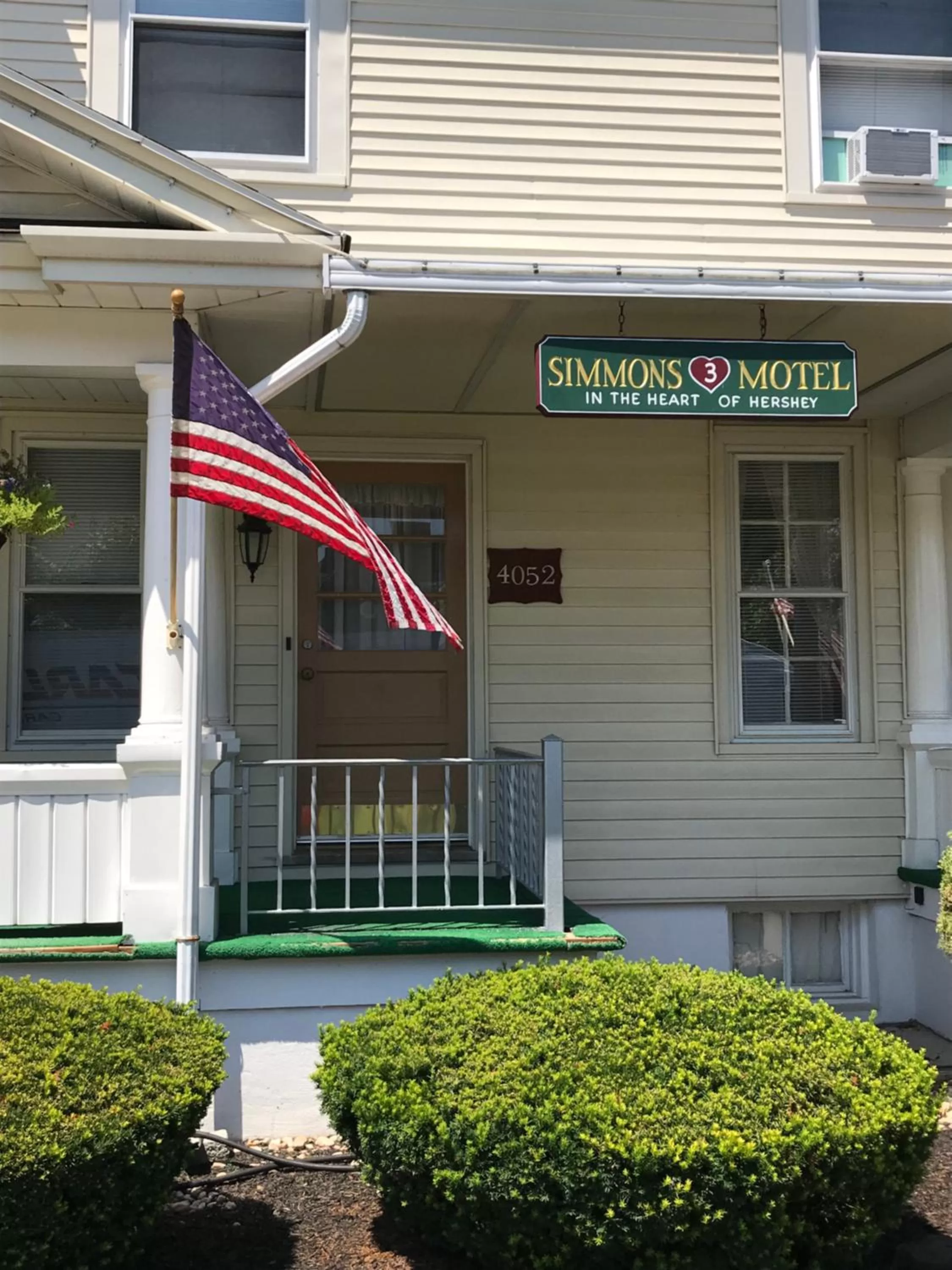 Property building in Simmons Motel and Suites