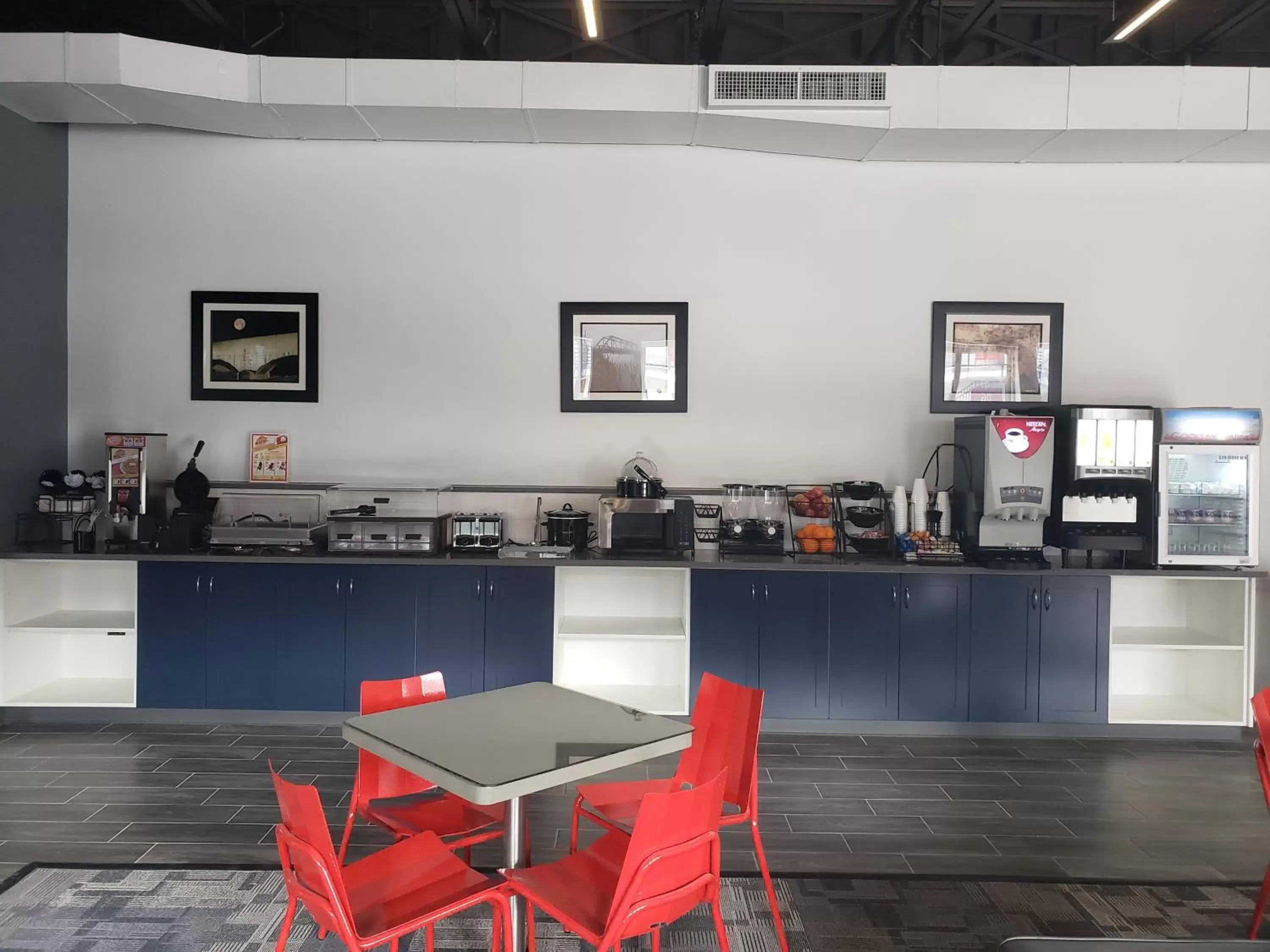 Breakfast in Post Time Inn Breakfast in Post Time Inn