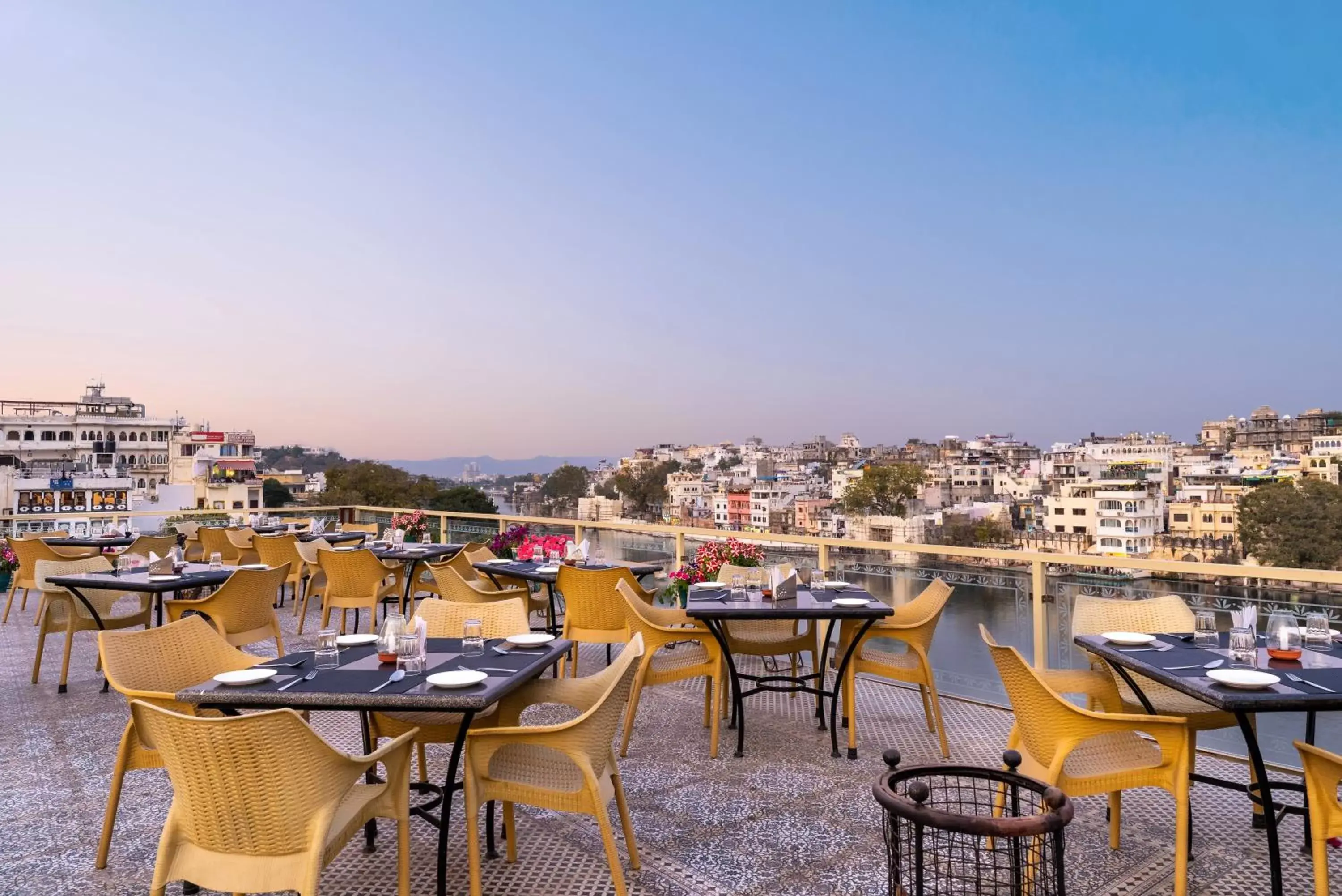 Restaurant/places to eat in Hotel Sarovar On Lake Pichola