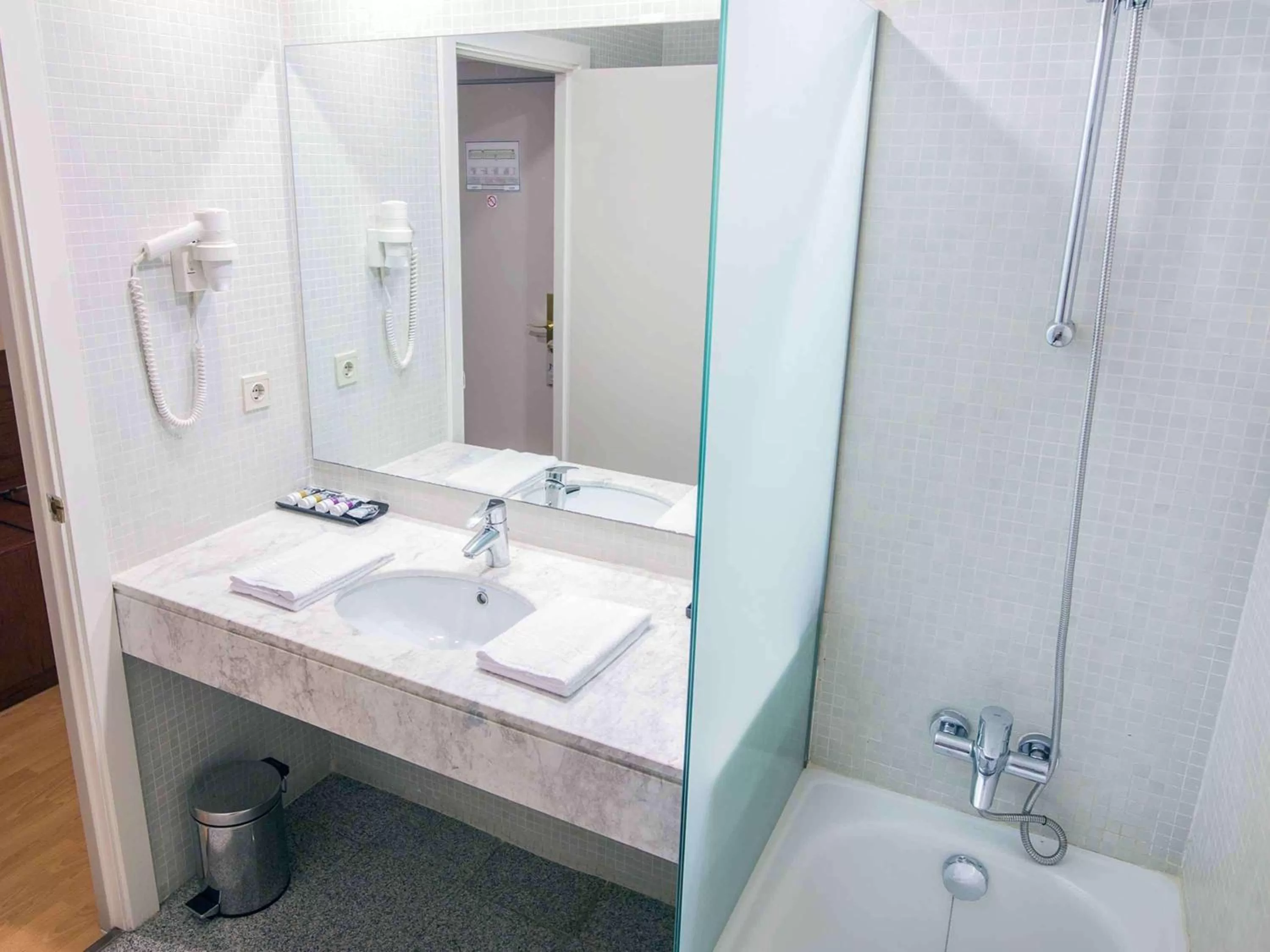 Photo of the whole room in Augusta Barcelona Vallès