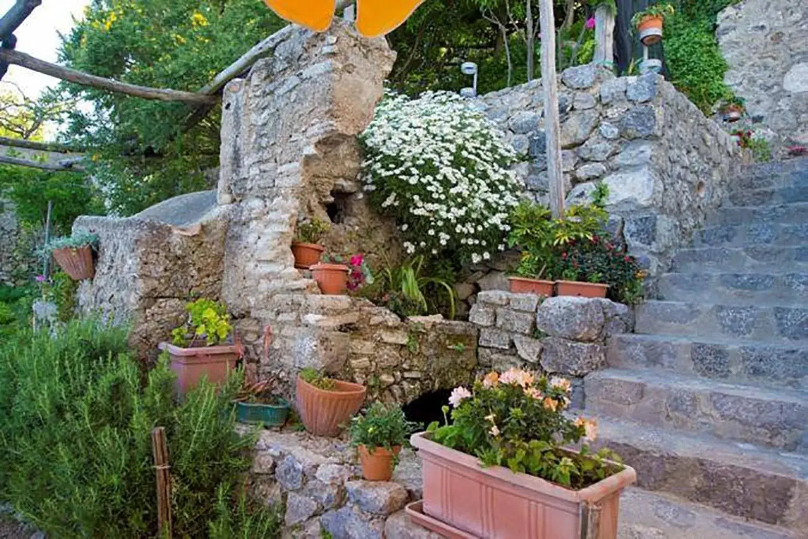 Garden in L'Antico Borgo Dei Limoni