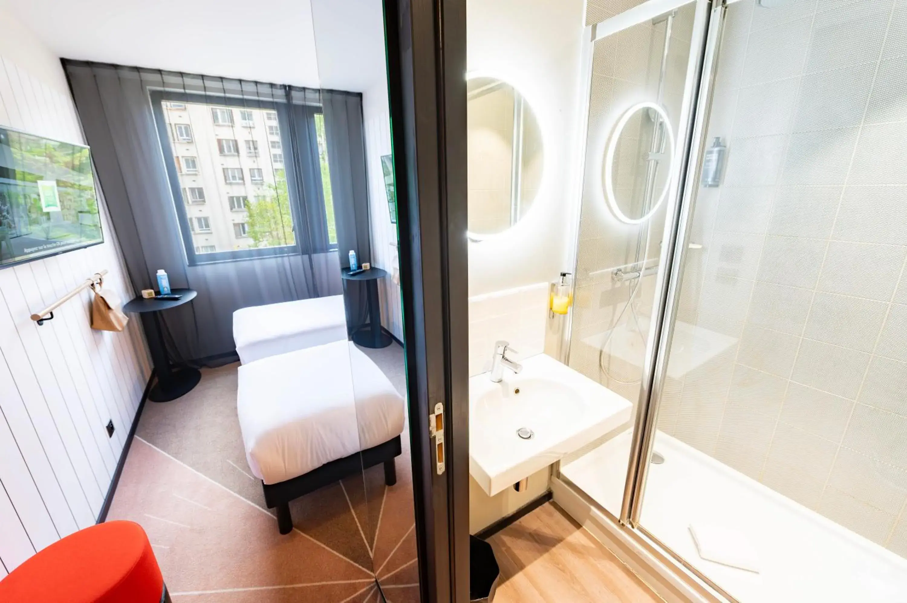 Shower, Bed in ibis Styles Paris 16 Boulogne Shower, Bed in ibis Styles Paris 16 Boulogne
