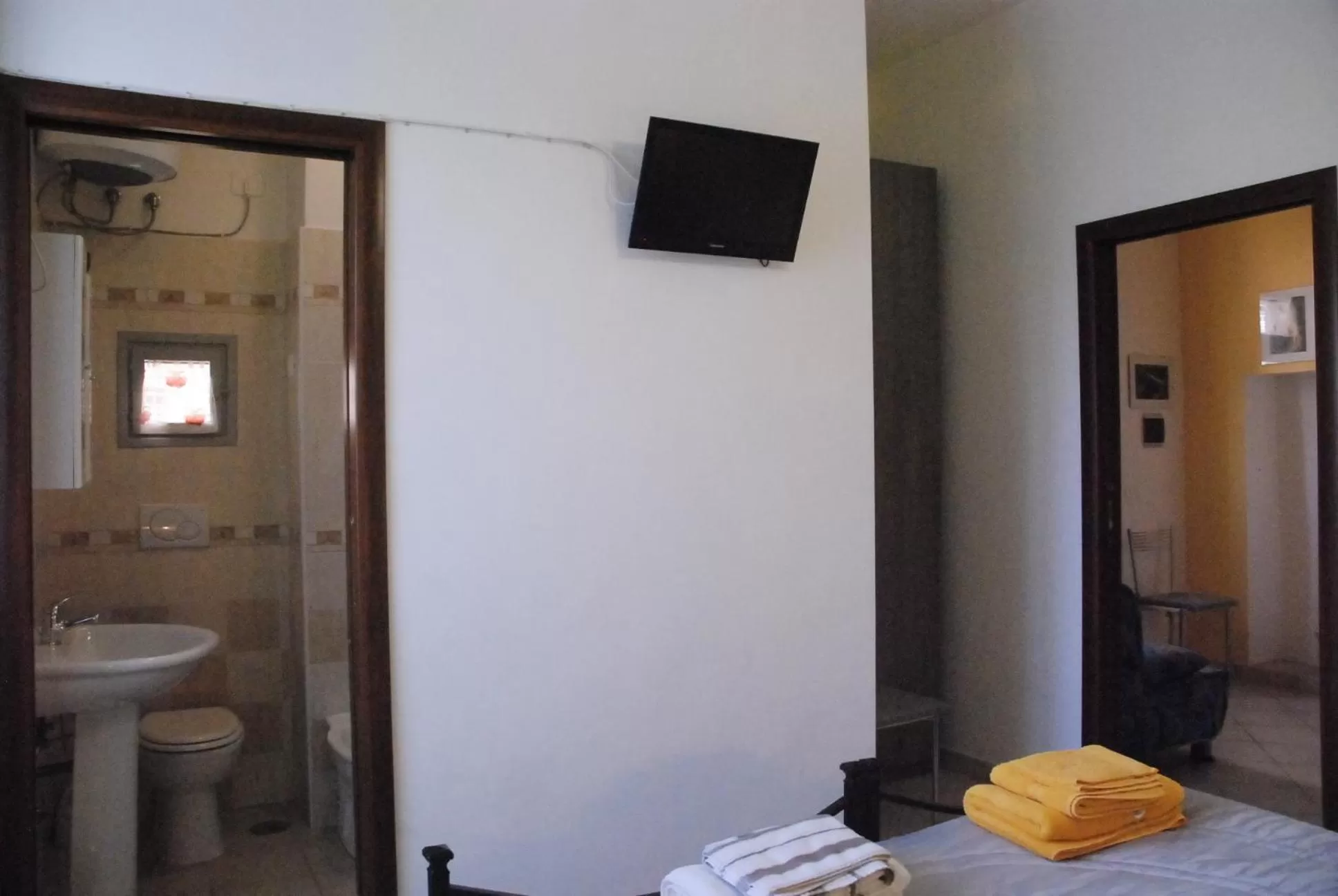 TV/Entertainment Center in La Ripa Bed and Breakfast