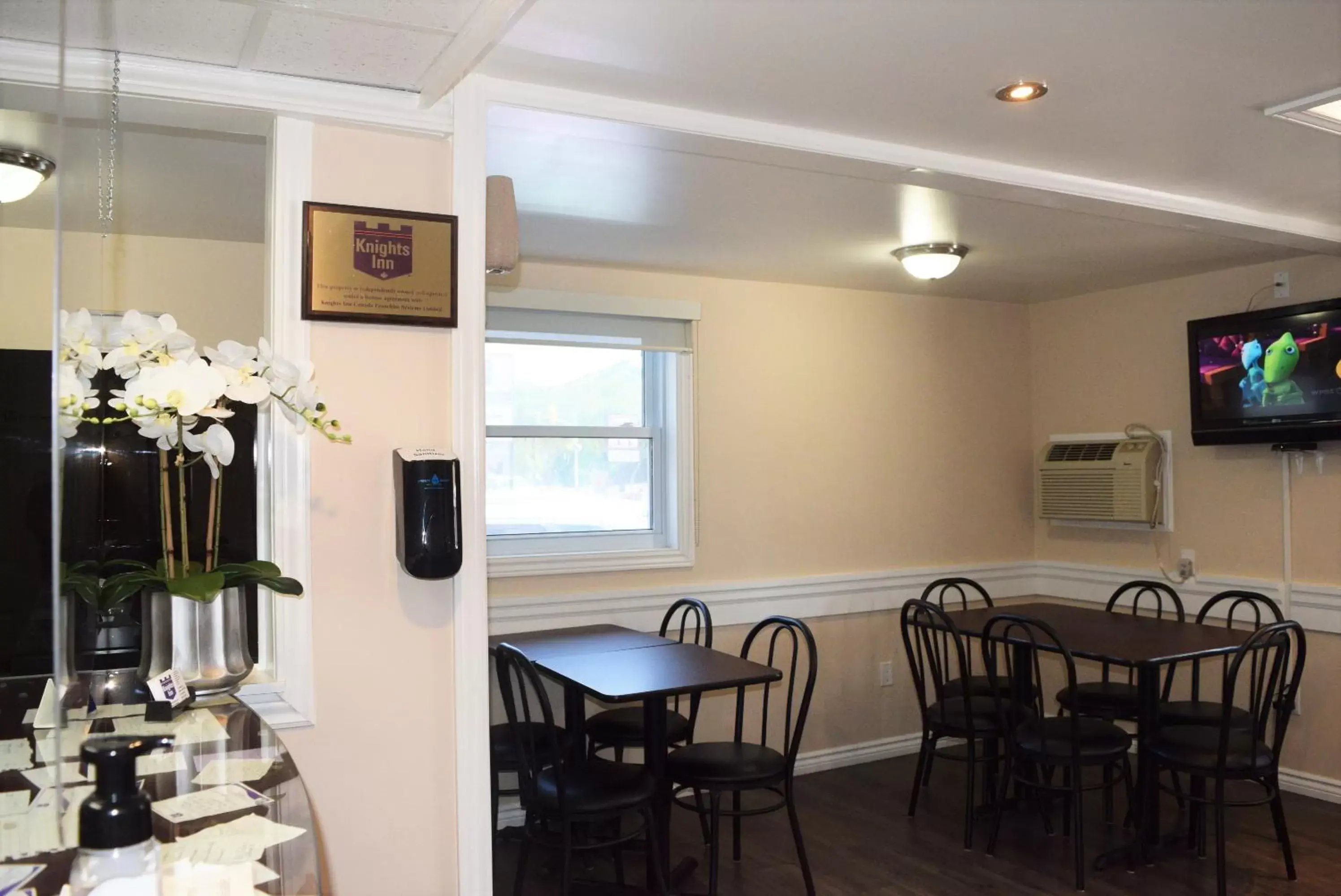 Dining Area in Knights Inn Arnprior