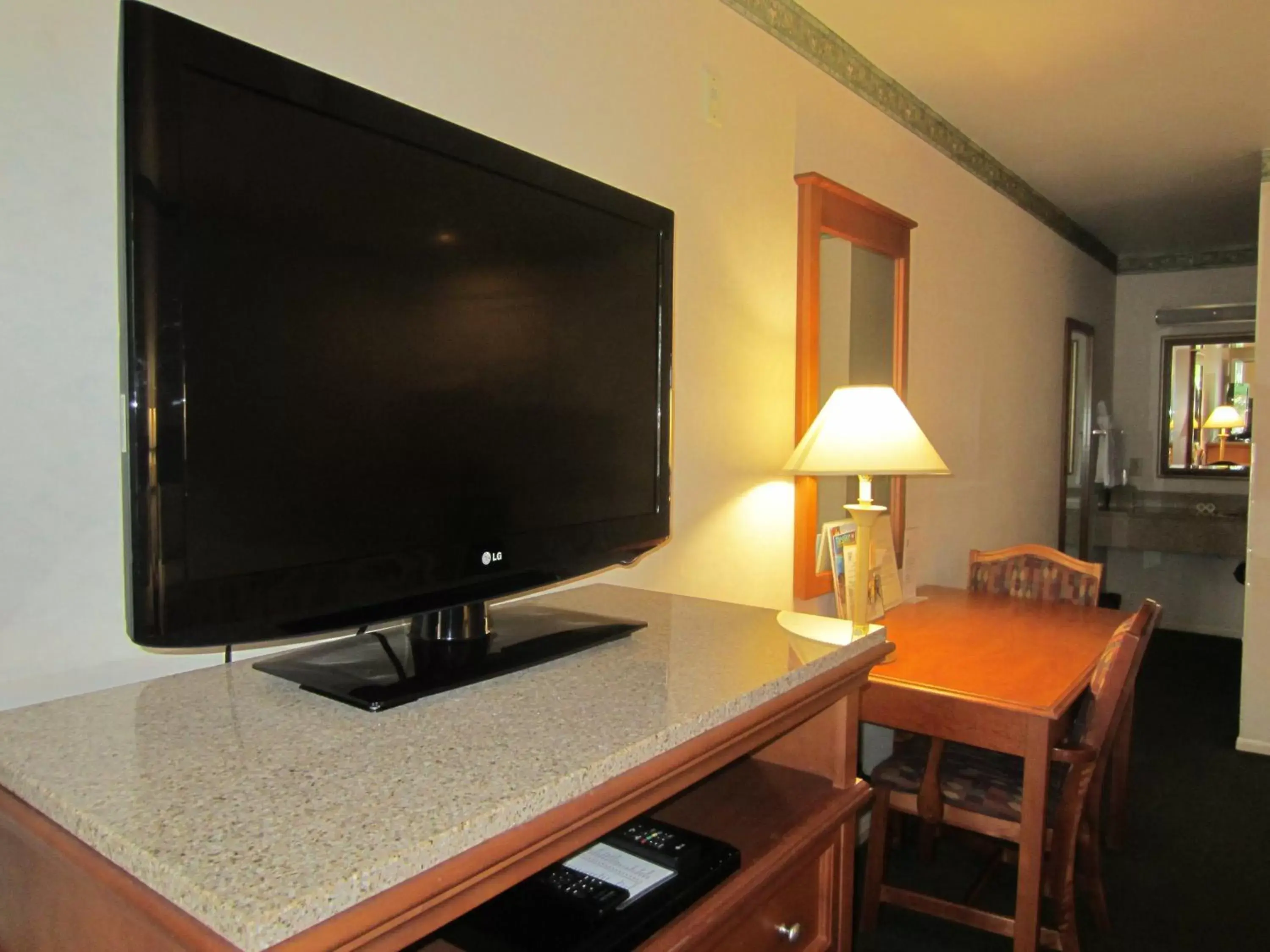 TV and multimedia, TV/Entertainment Center in Old Town Inn