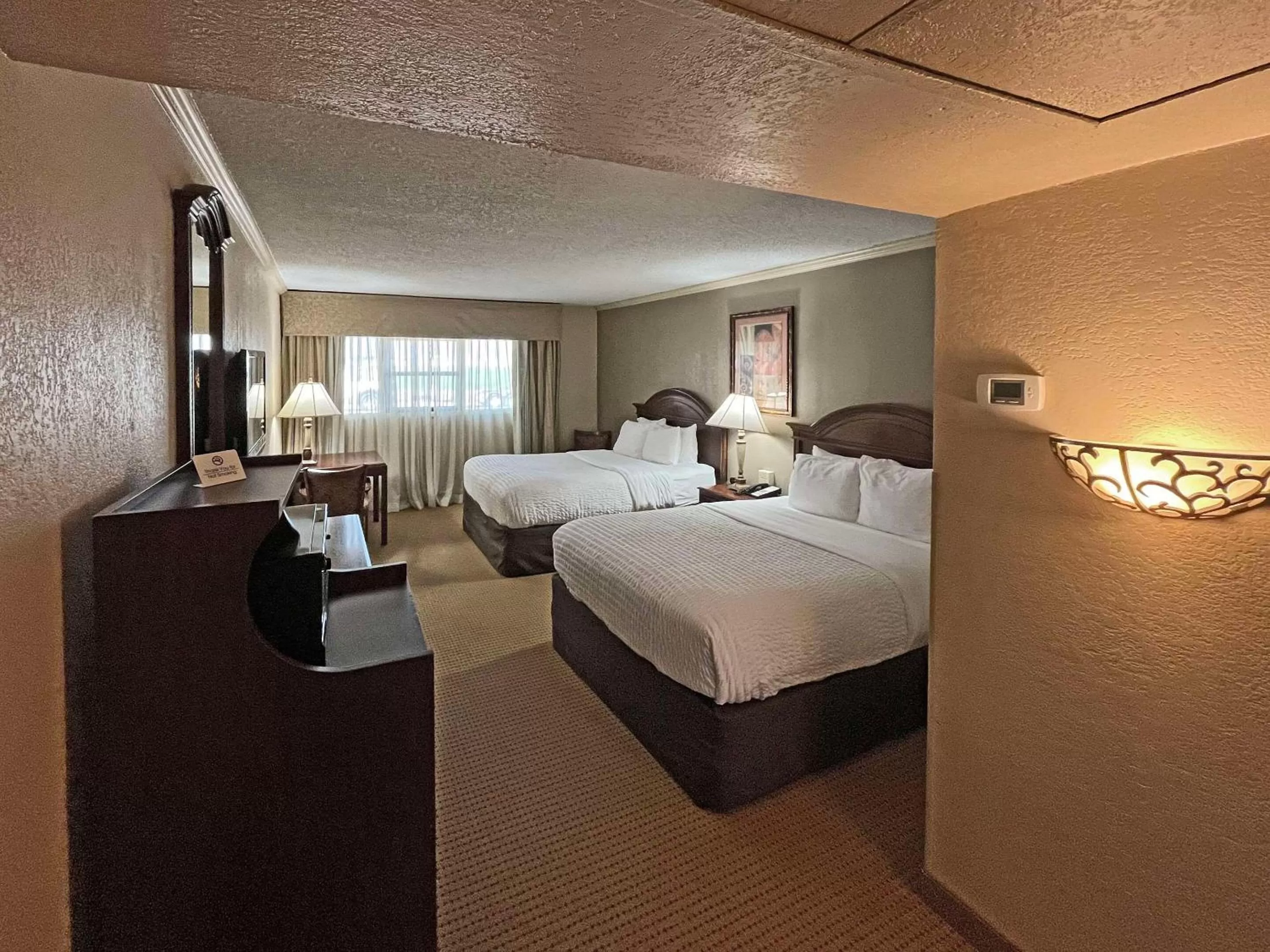 Bedroom, Bed in Clarion Inn Garden City