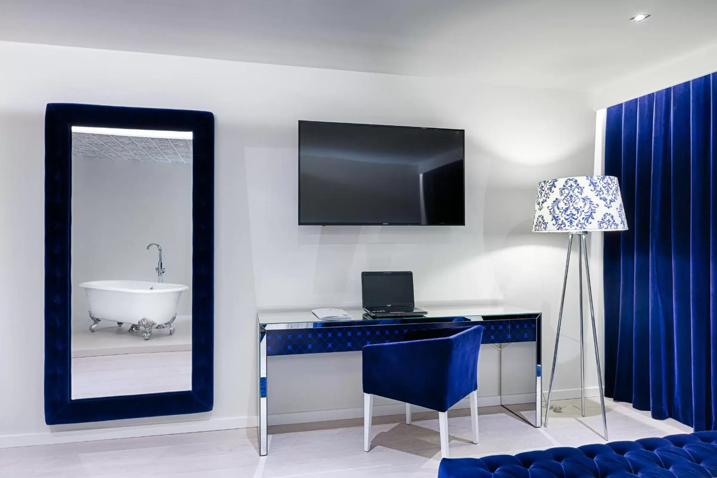 TV and multimedia, TV/Entertainment Center in Hotel Cristal Porto