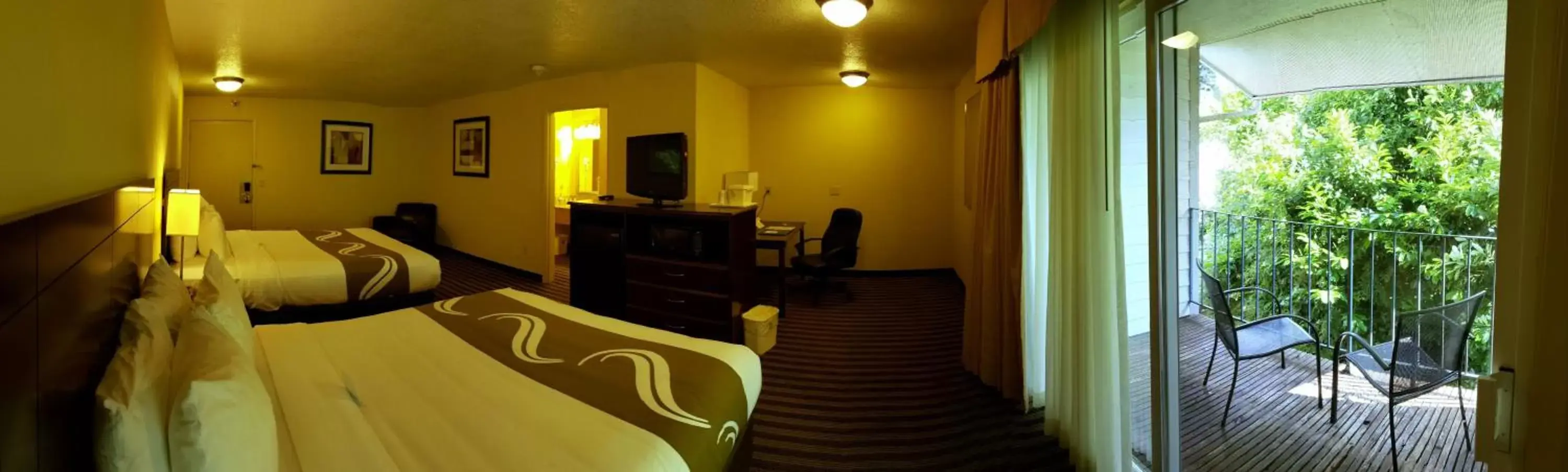 Photo of the whole room in Quality Inn & Suites Vancouver
