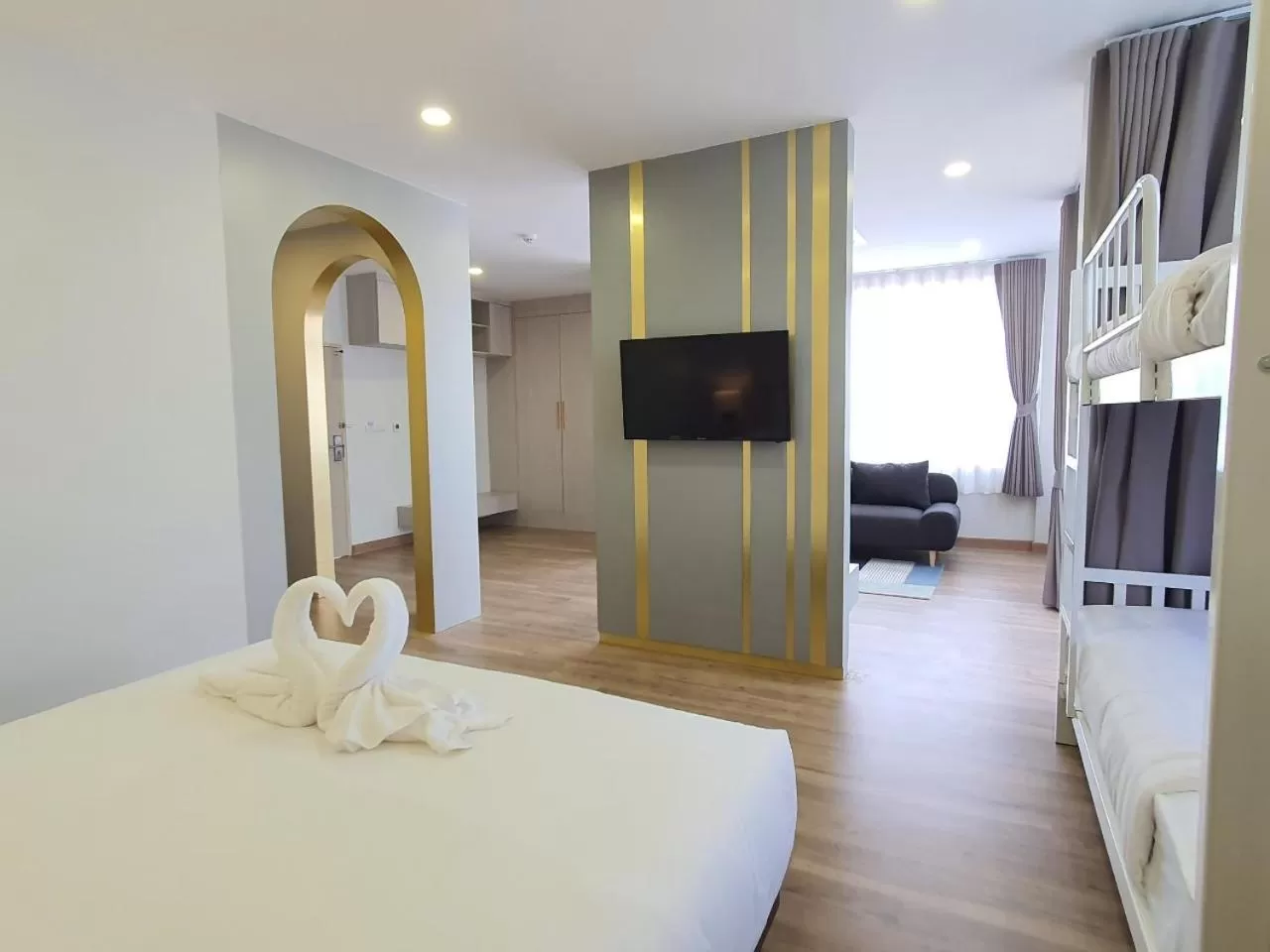 TV and multimedia, Bed in Lueangchan Orchid Hotel