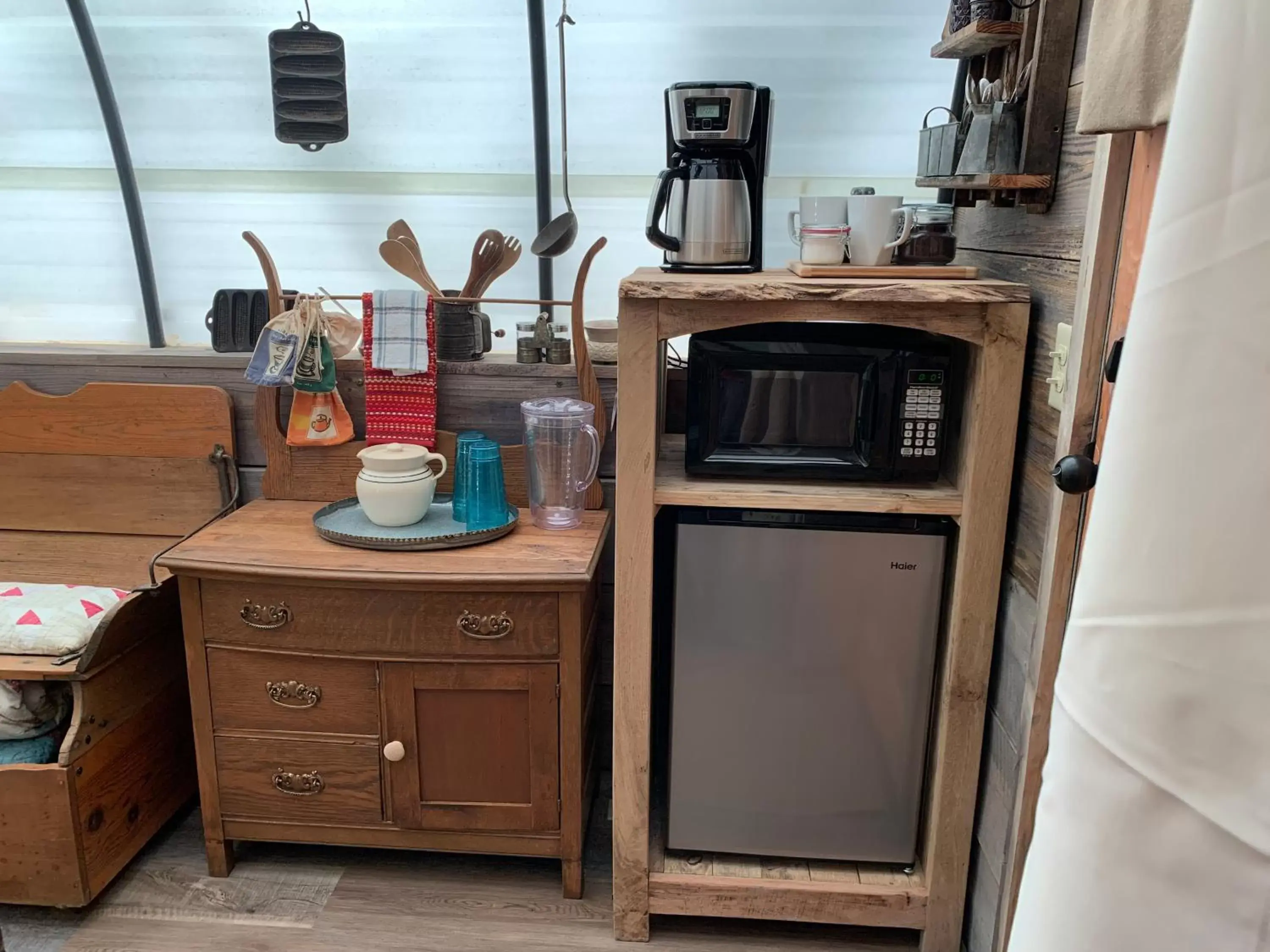 Coffee/tea facilities, Kitchen/Kitchenette in Fox Pass Cabins