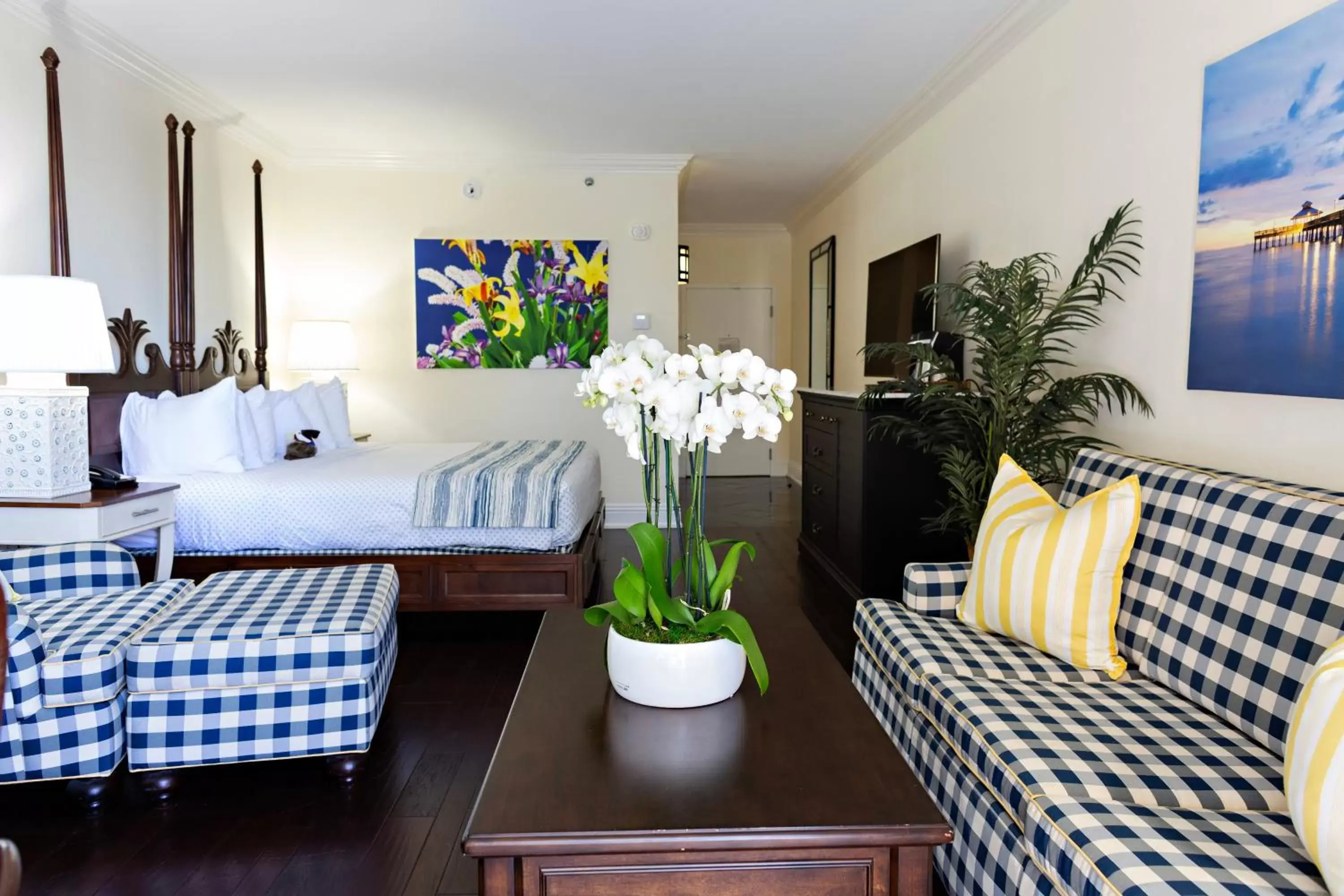 Bed, Seating Area in Inn at Pelican Bay