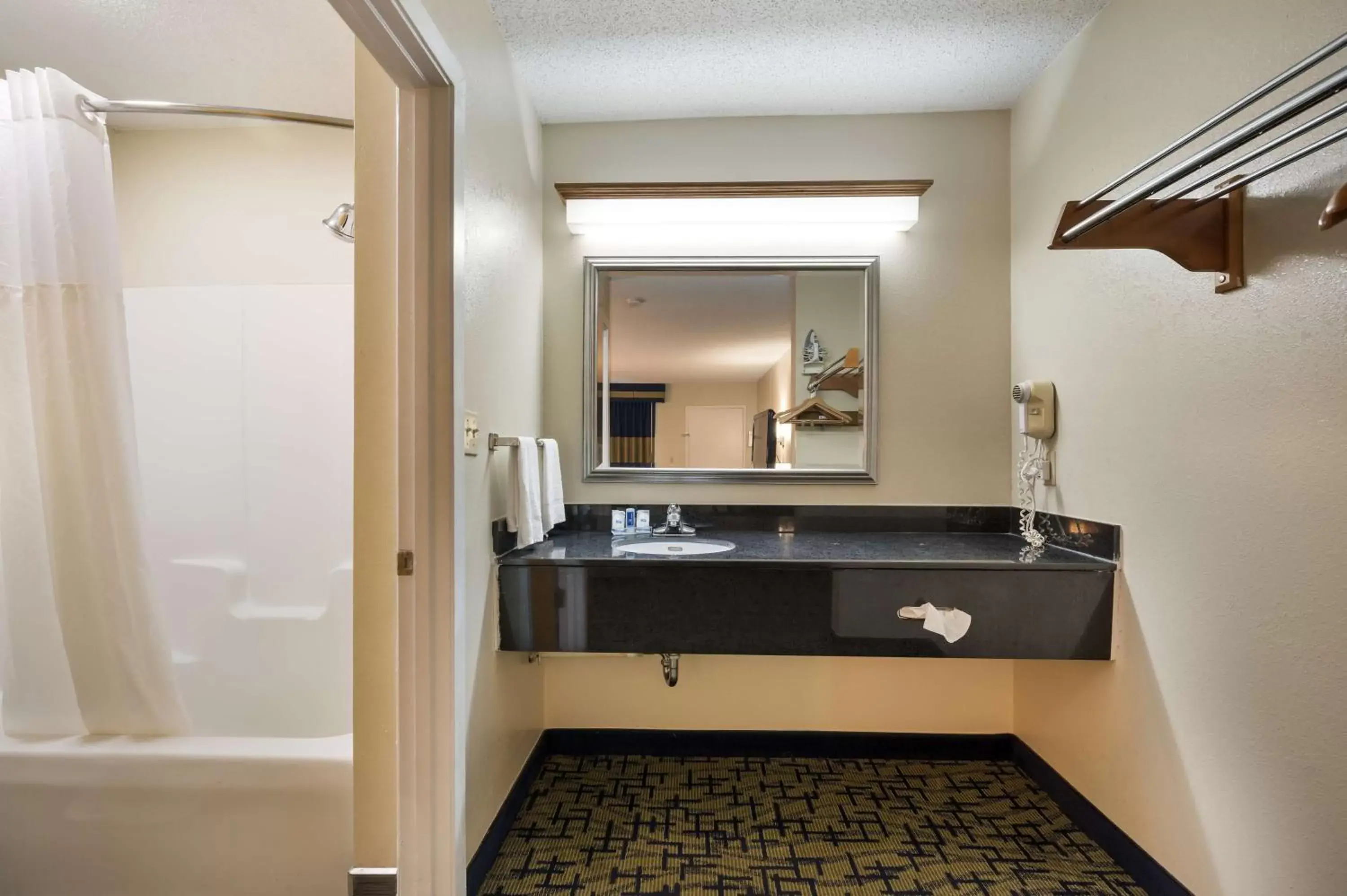 Bathroom, Kitchen/Kitchenette in SureStay Hotel by Best Western Meridian