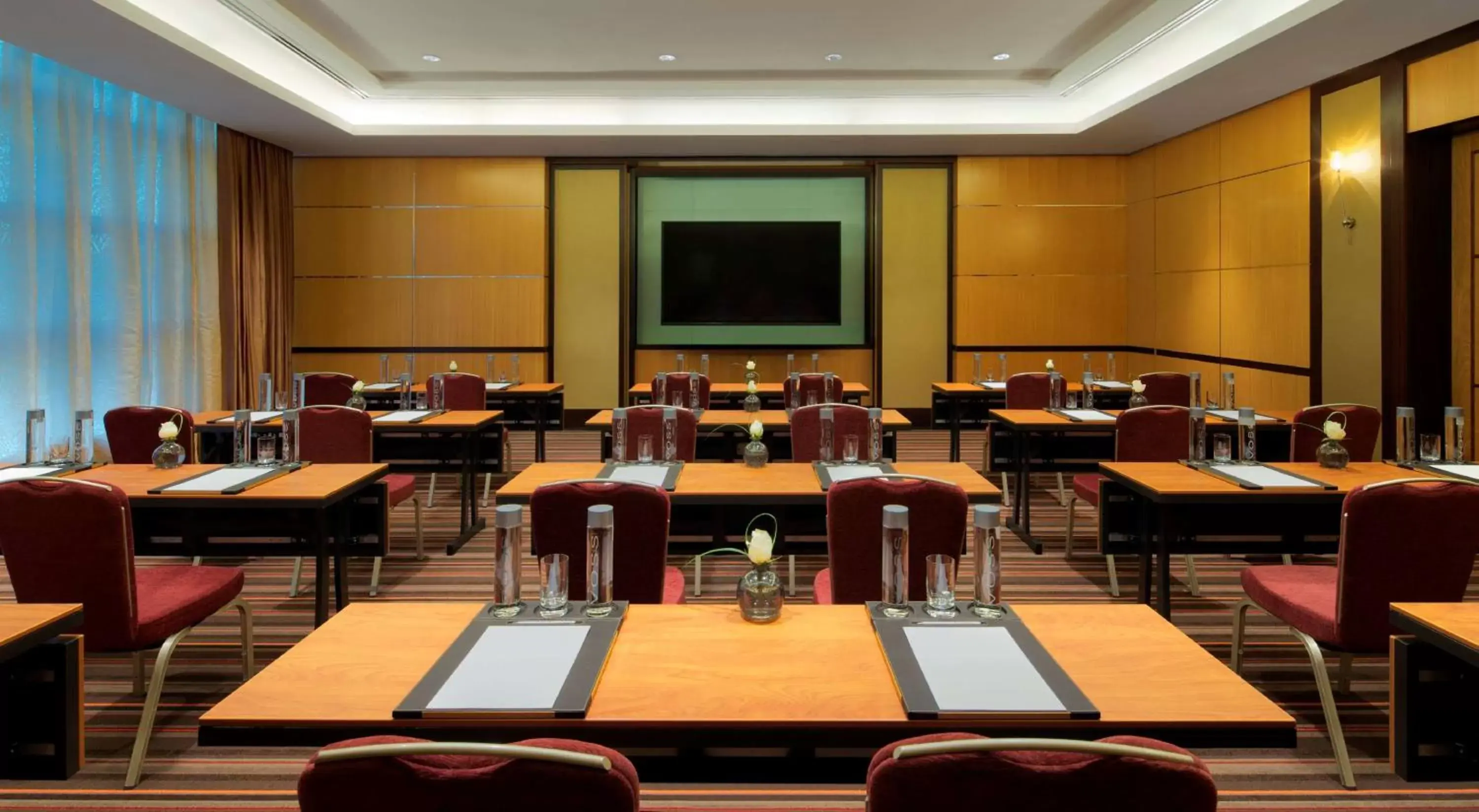 Meeting/conference room, Restaurant/Places to Eat in Conrad Dubai