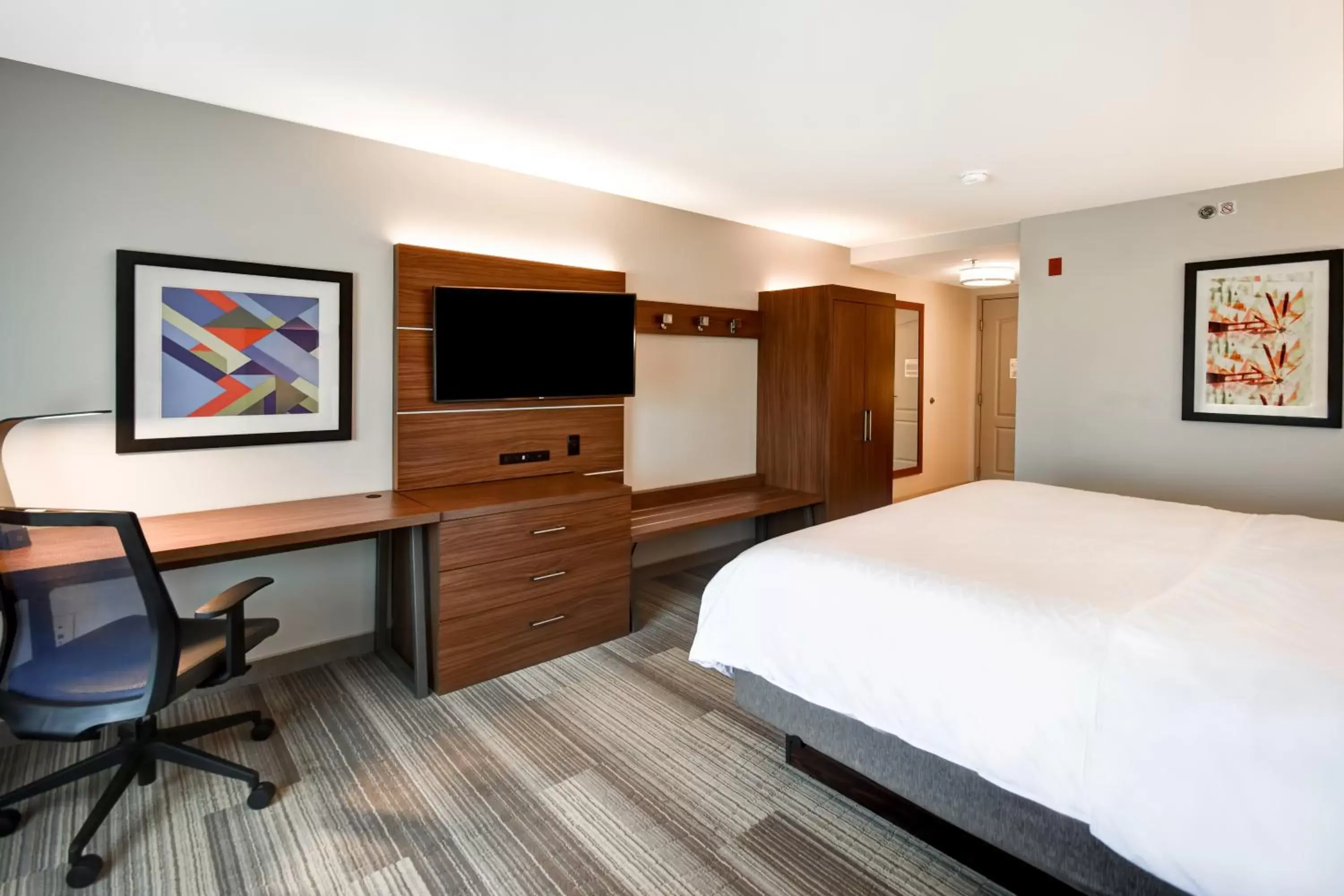 Bed, TV/Entertainment Center in Holiday Inn Express & Suites Schererville, an IHG Hotel