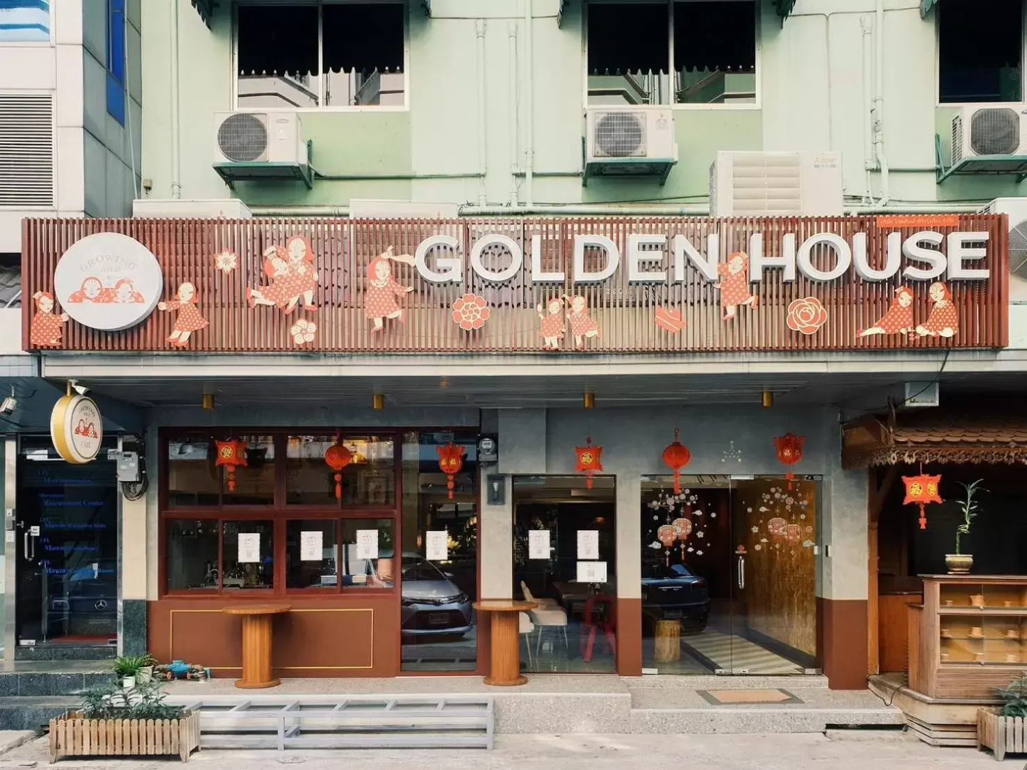 Facade/entrance in Golden House