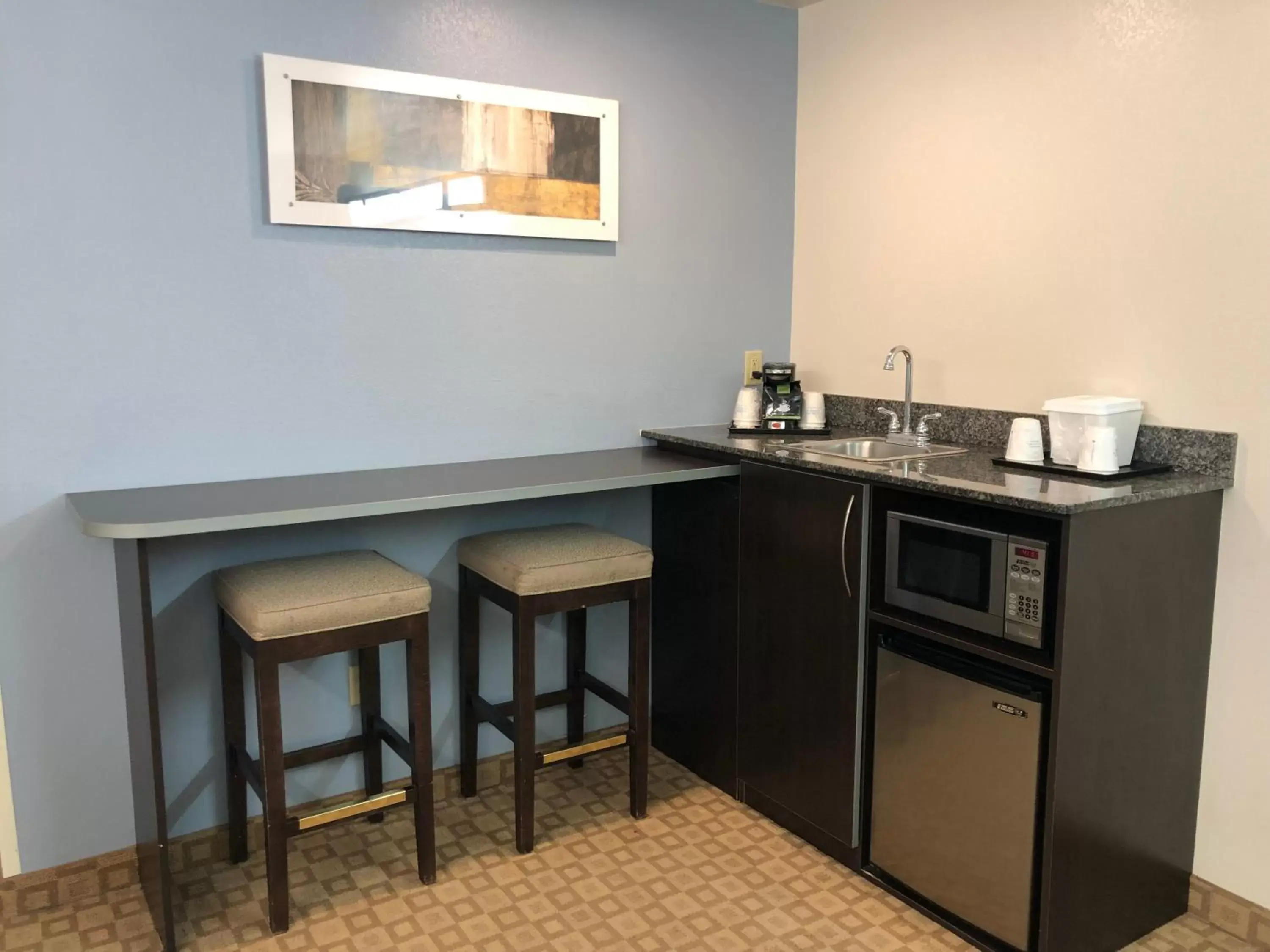 Kitchen/Kitchenette in Microtel Inn & Suites by Wyndham Klamath Falls