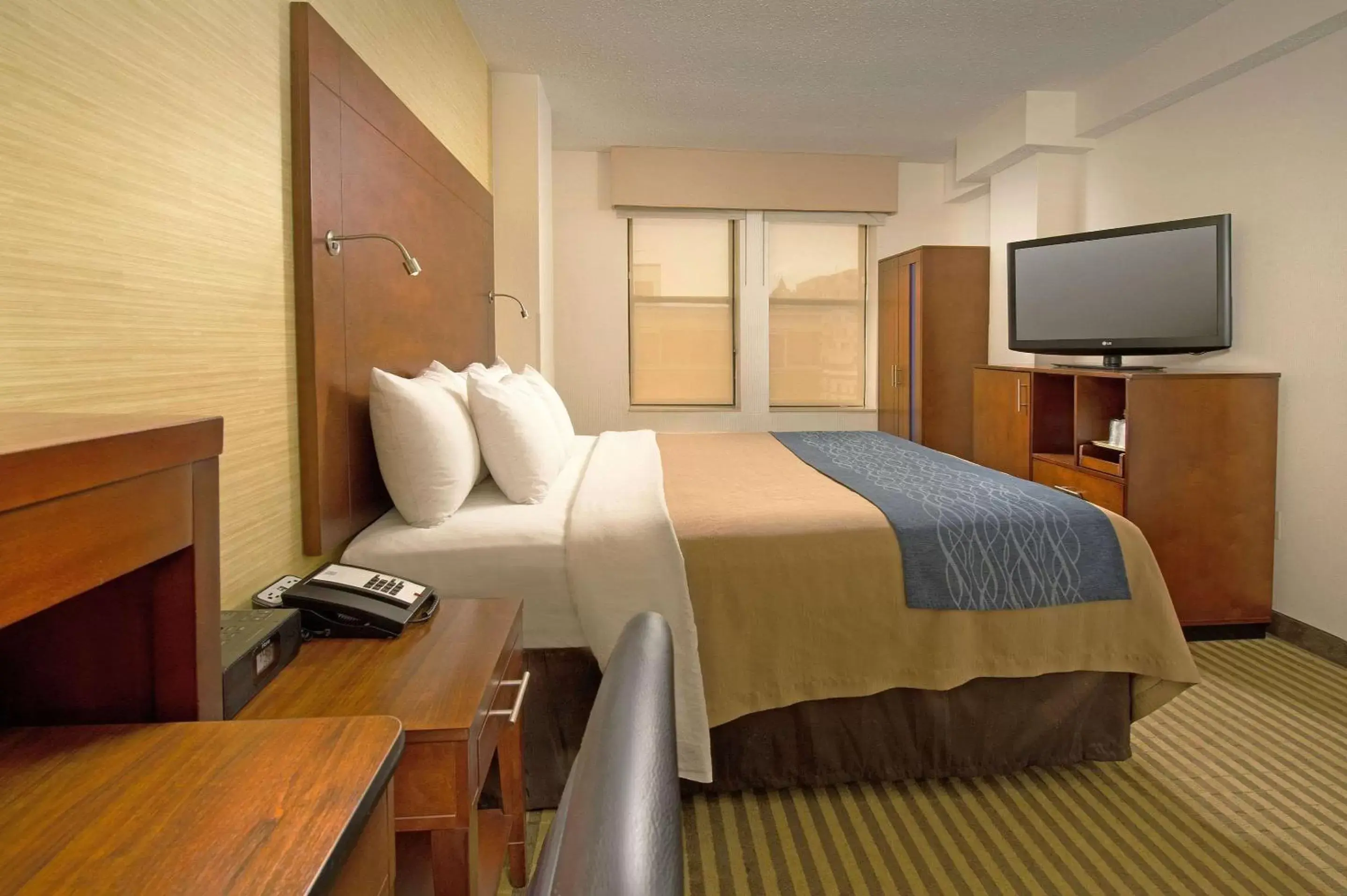 Photo of the whole room, Bed in Comfort Inn Downtown DC/Convention Center
