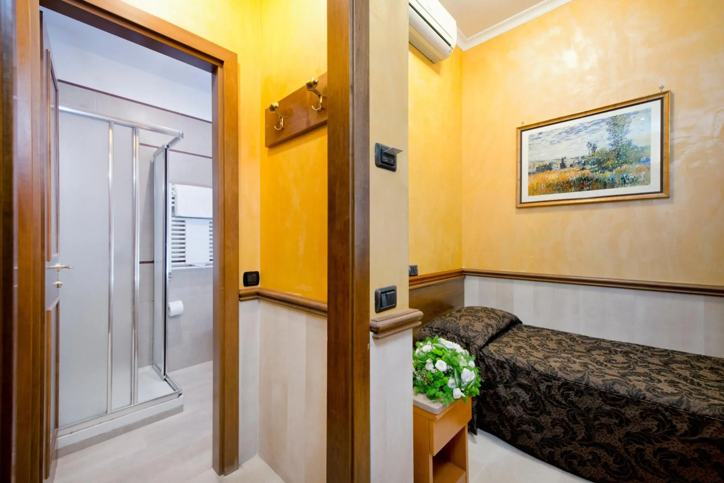 Bathroom, Bed in Hotel Marco Polo Rome