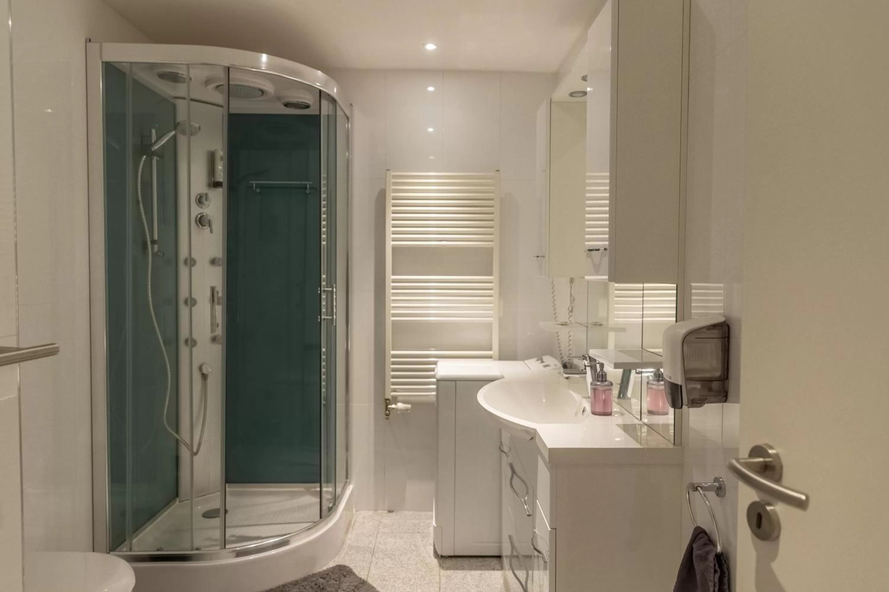 Shower in Hotel zur Post Ochsendorf