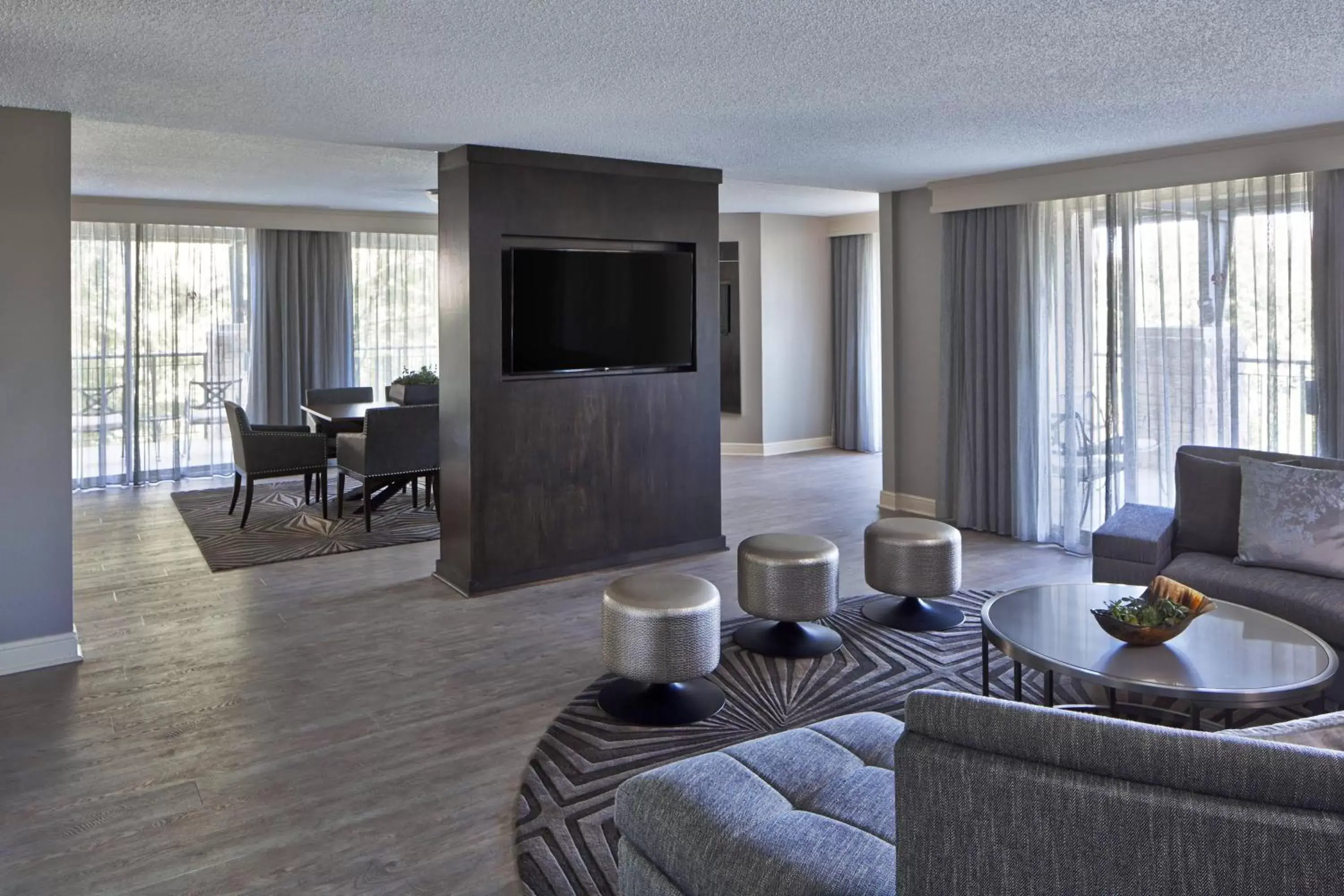 Bedroom, Seating Area in Dallas/Plano Marriott at Legacy Town Center