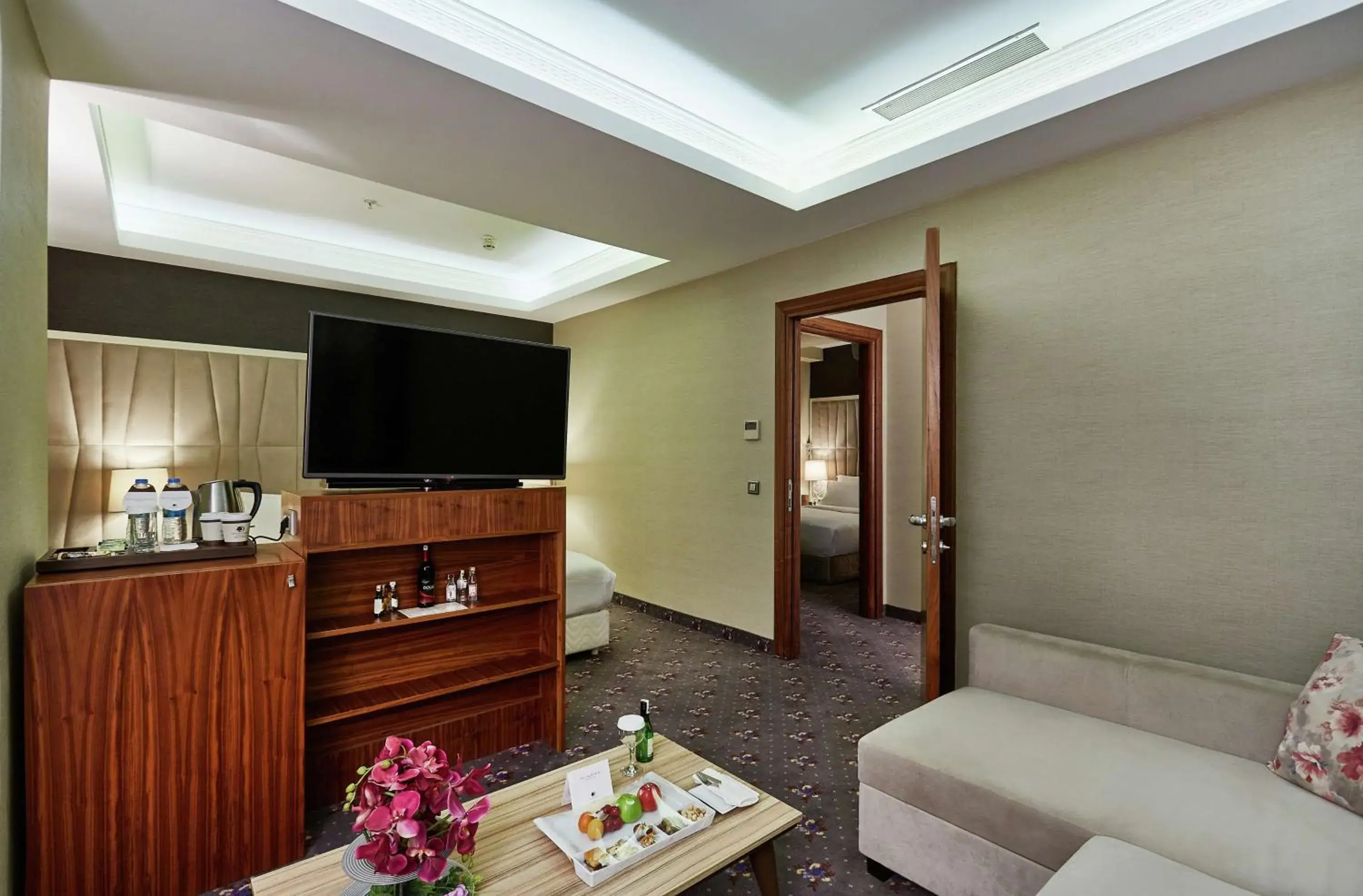 Bed, TV/Entertainment Center in DoubleTree By Hilton Hotel Izmir - Alsancak